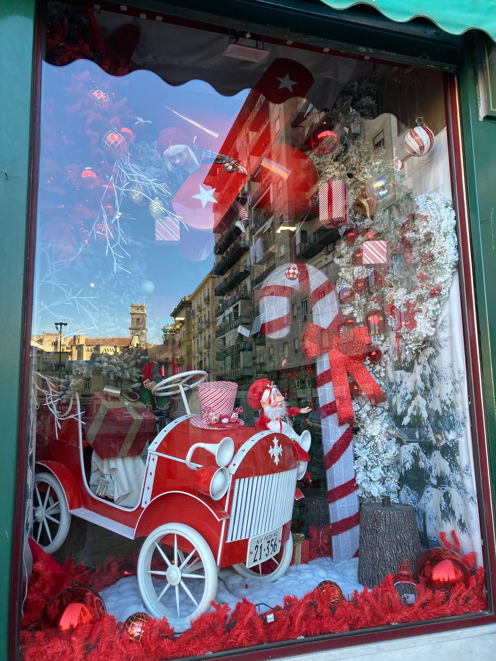 Vetrina per negozio allestita per natale