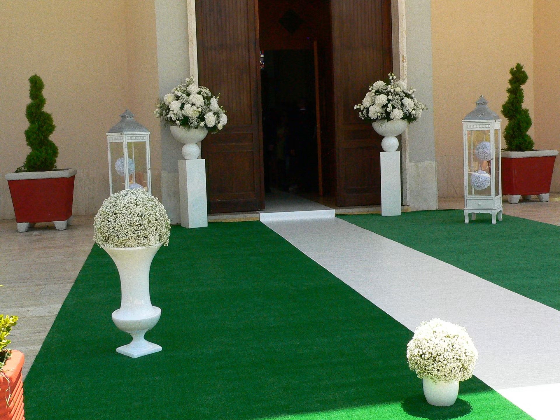 Esterno chiesa abbobbato con fiori per matrimonio