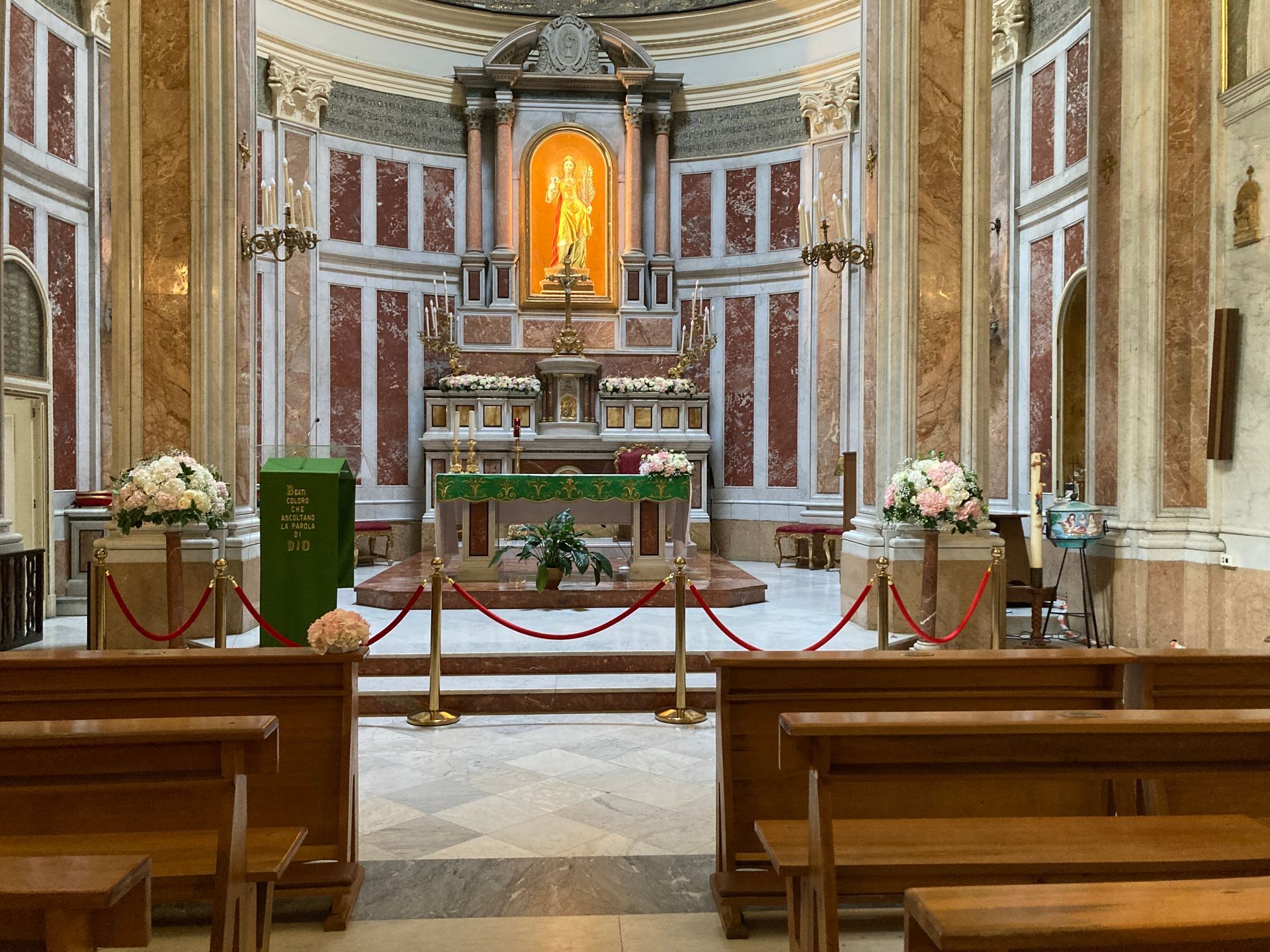Addobbo floreale per matrimonio in chiesa