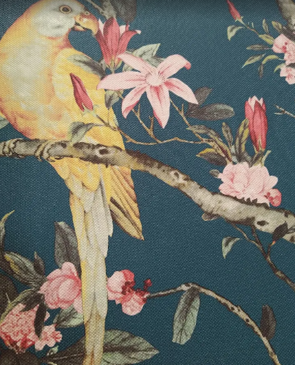 Pappagallo giallo su un ramo con fiori rosa, su uno sfondo floreale color verde petrolio scuro