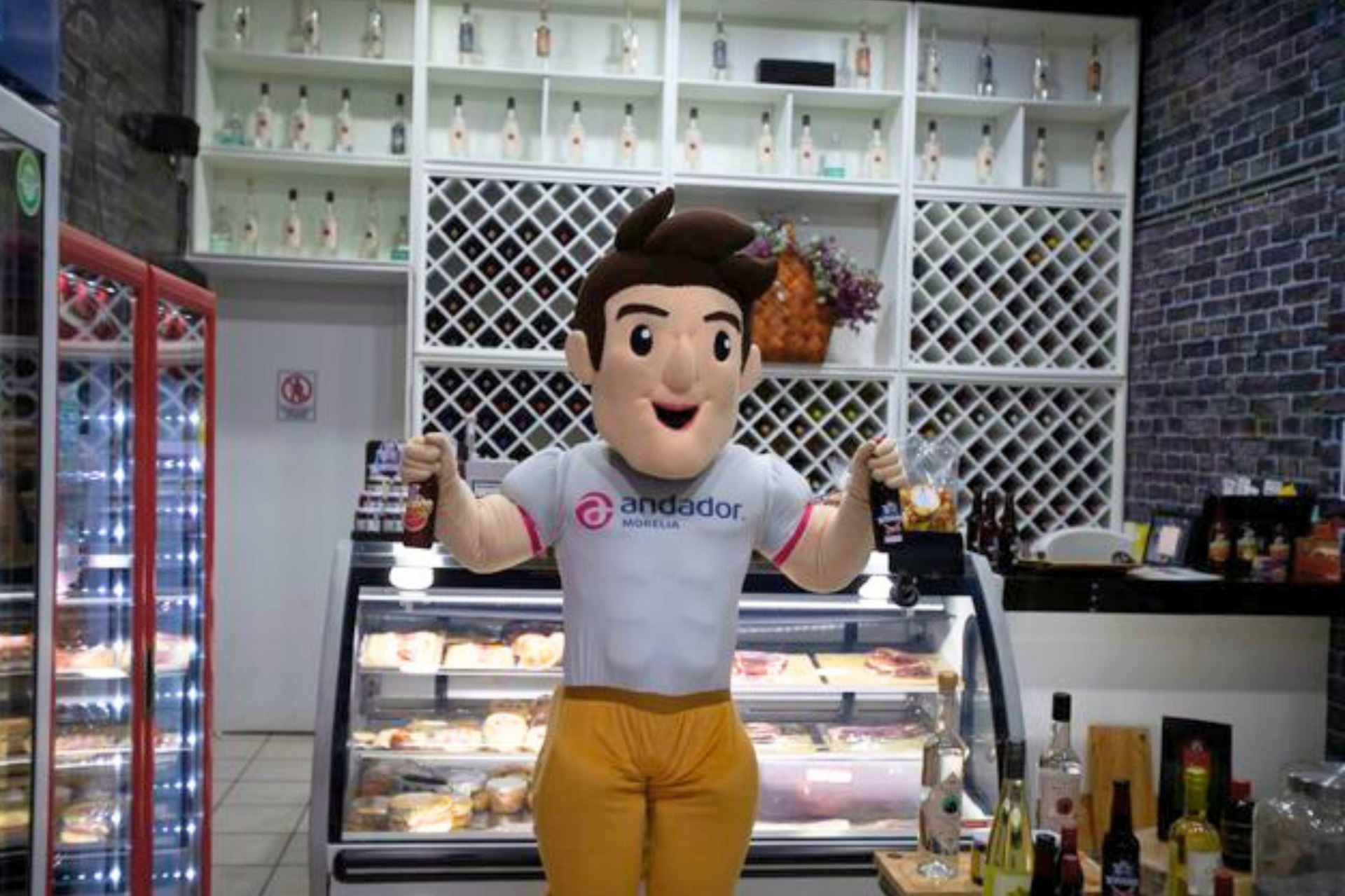 Una mascota está parada frente a una vitrina en un restaurante.