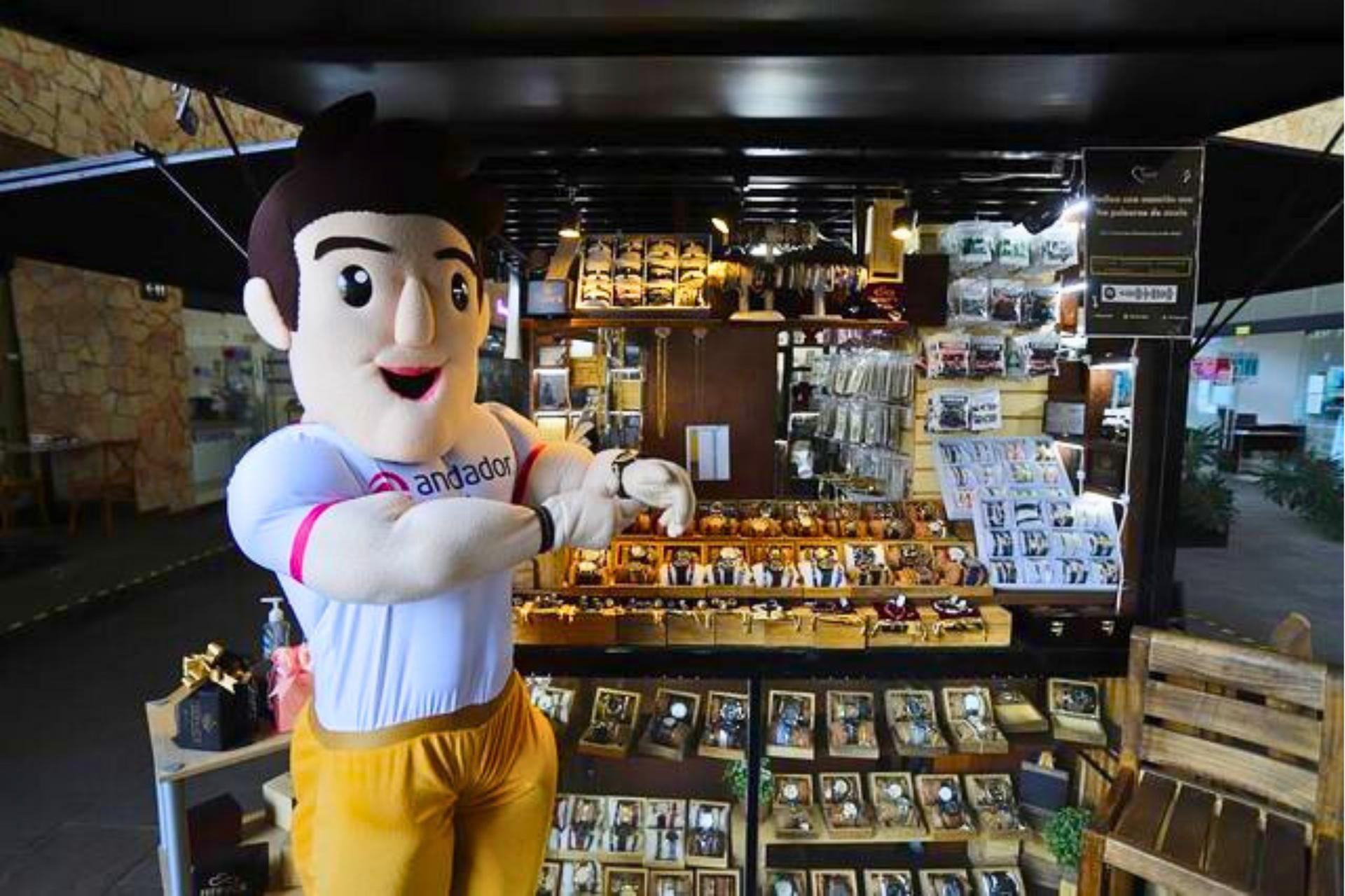 Una mascota está parada frente a un mostrador en una tienda.