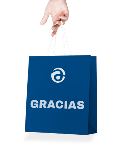 Una mano sostiene una bolsa azul que dice gracias