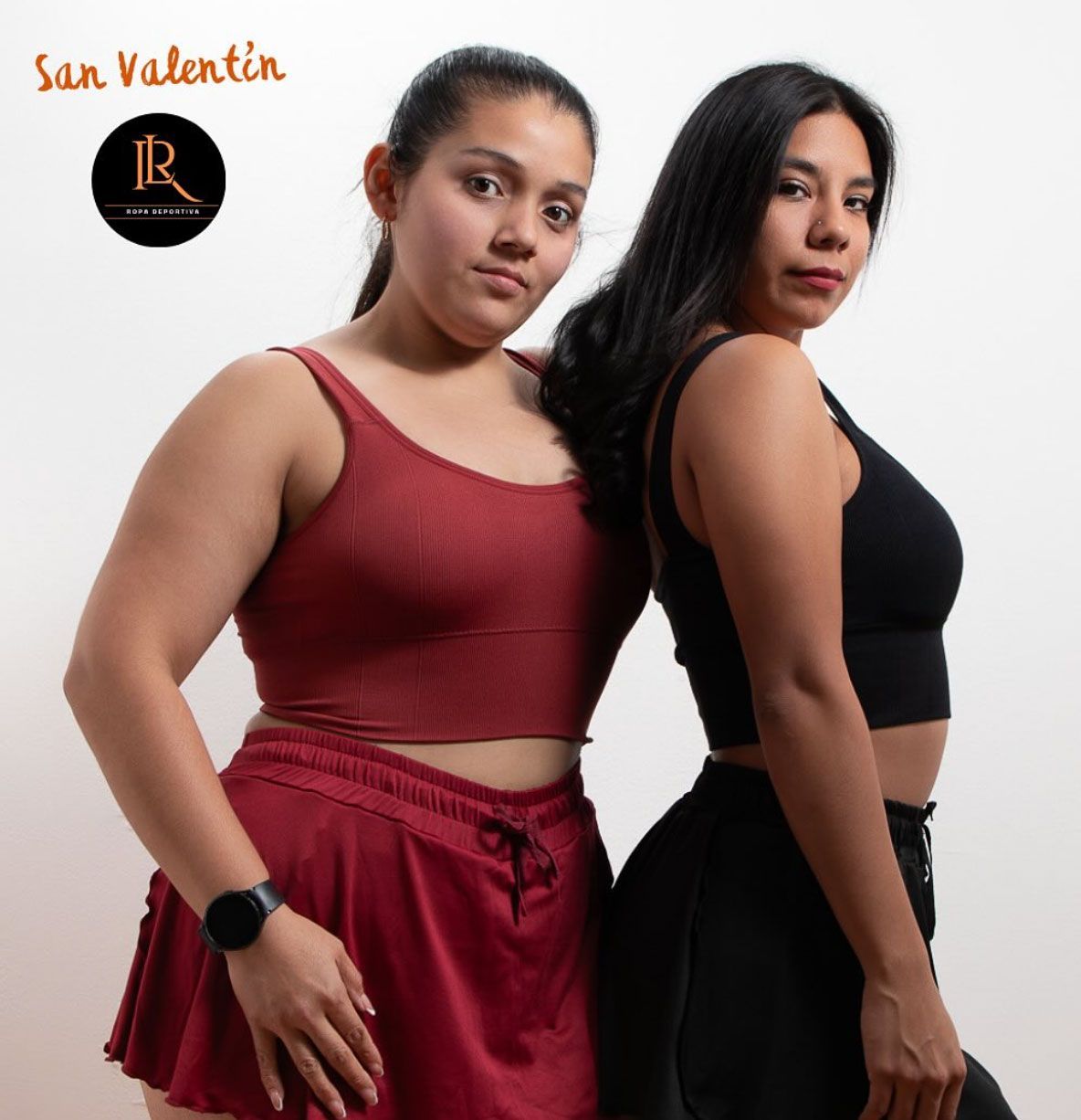 Dos mujeres paradas una al lado de la otra con las palabras san valentin en la parte inferior