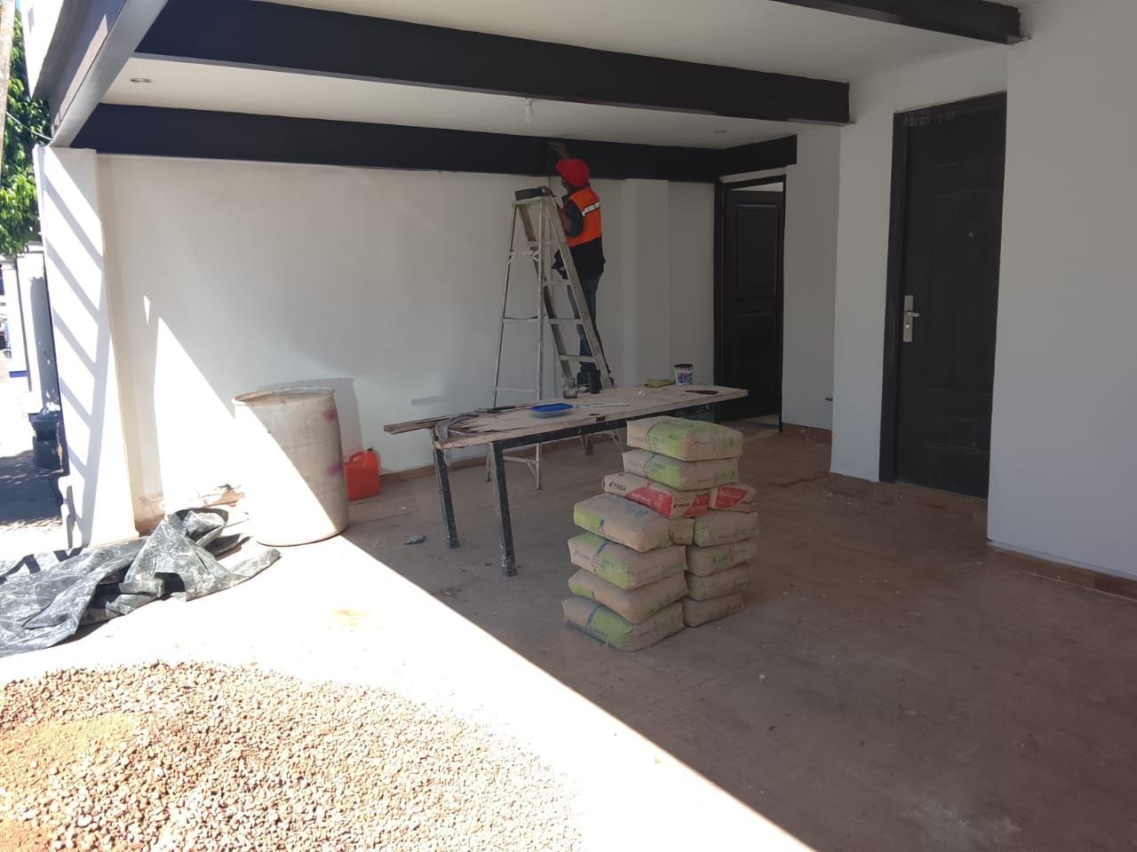 Equipo de construcción revisando planos en una obra residencial en Hermosillo