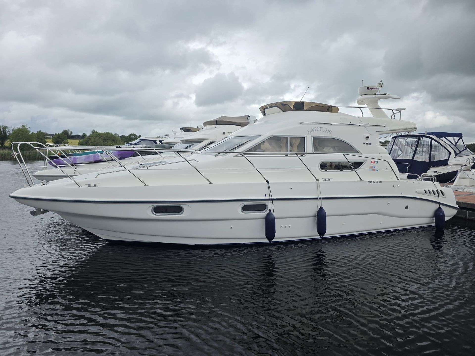 Sealine F33