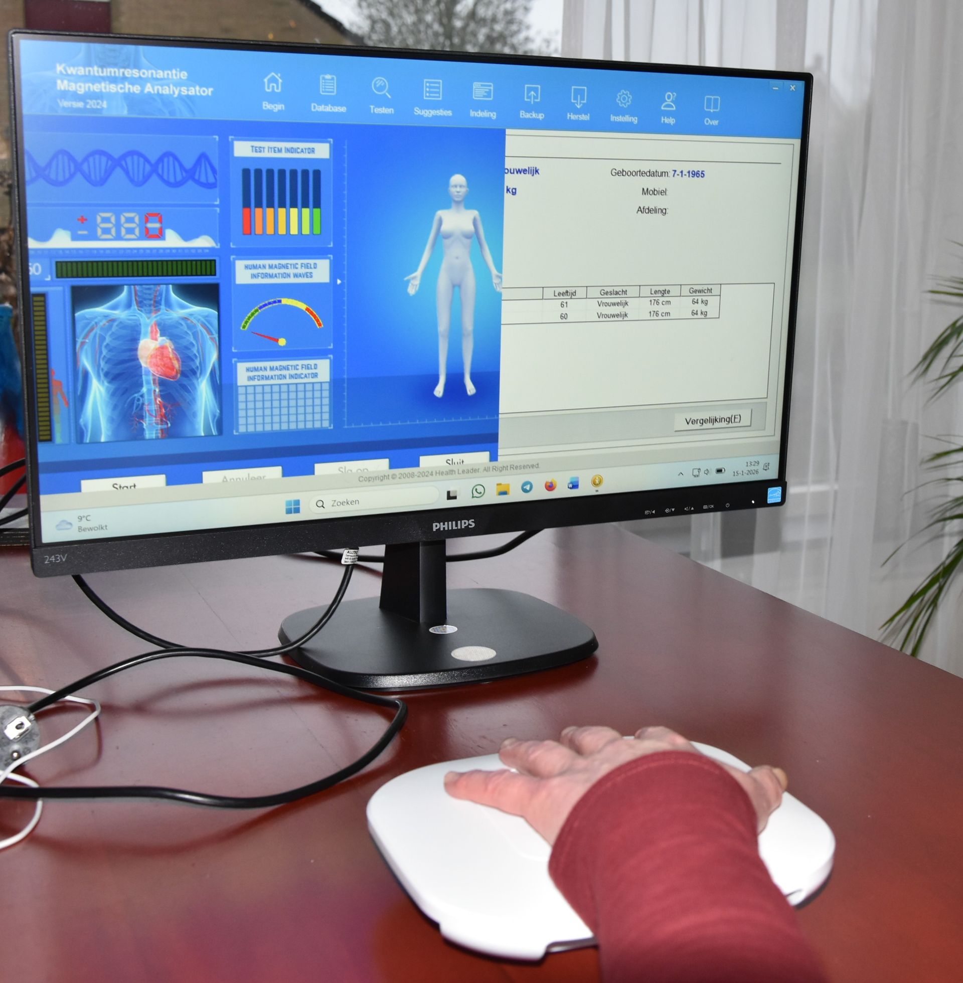 Een beeldscherm waarop gezondheidsgegevens en een interface voor een lichaamsscan worden weergegeven.