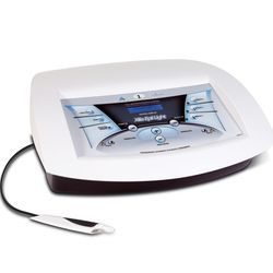 Dispositivo elettronico bianco con display digitale e cavo su sfondo neutro.