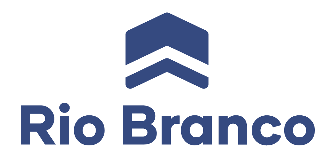 Logotipo do Rio Branco, com um chevron azul sobre o texto.