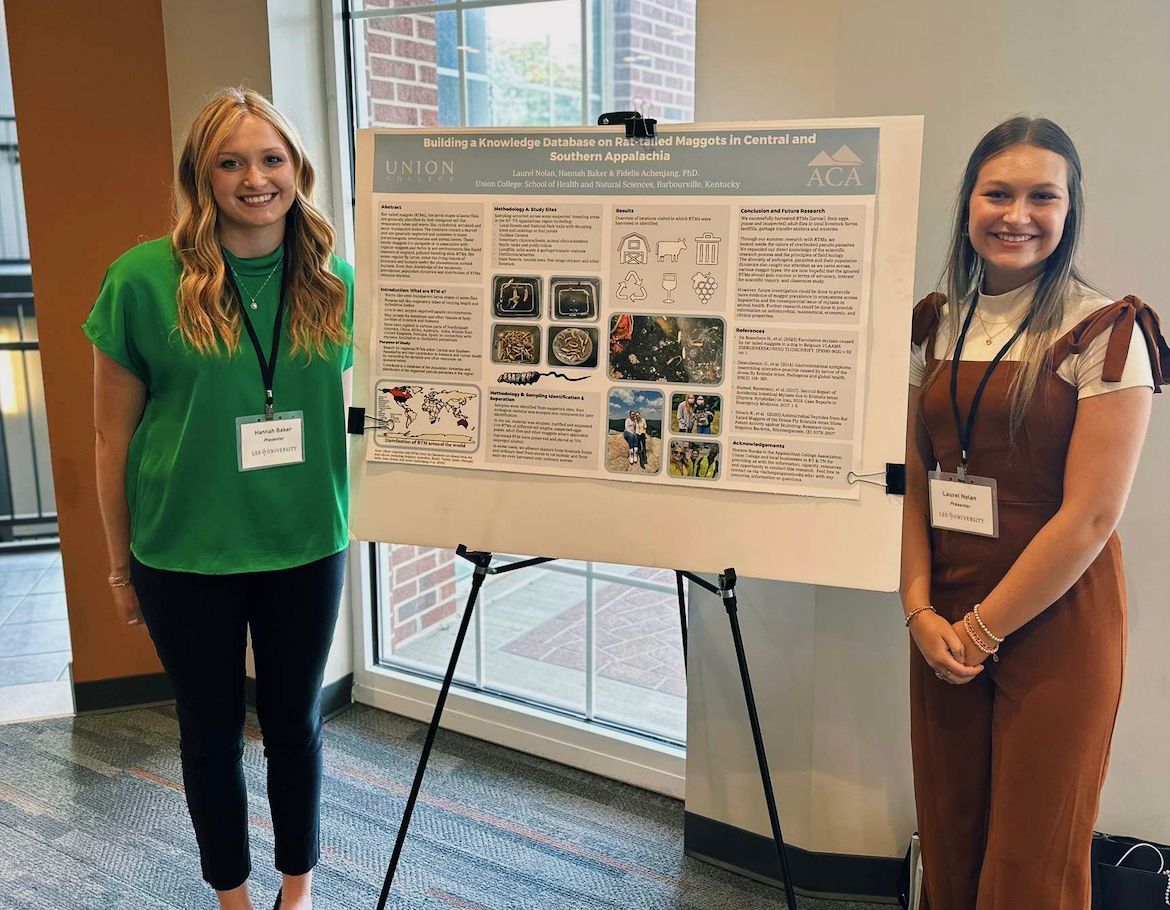 Hannah Baker and Laurel Nolan presenting their research poster.