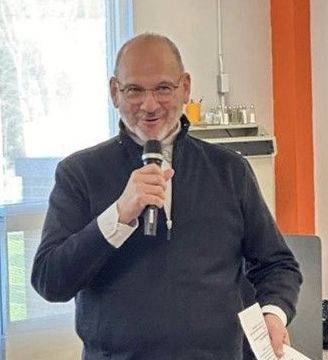 Dr. Aristófanes Cedeño speaking into a microphone.