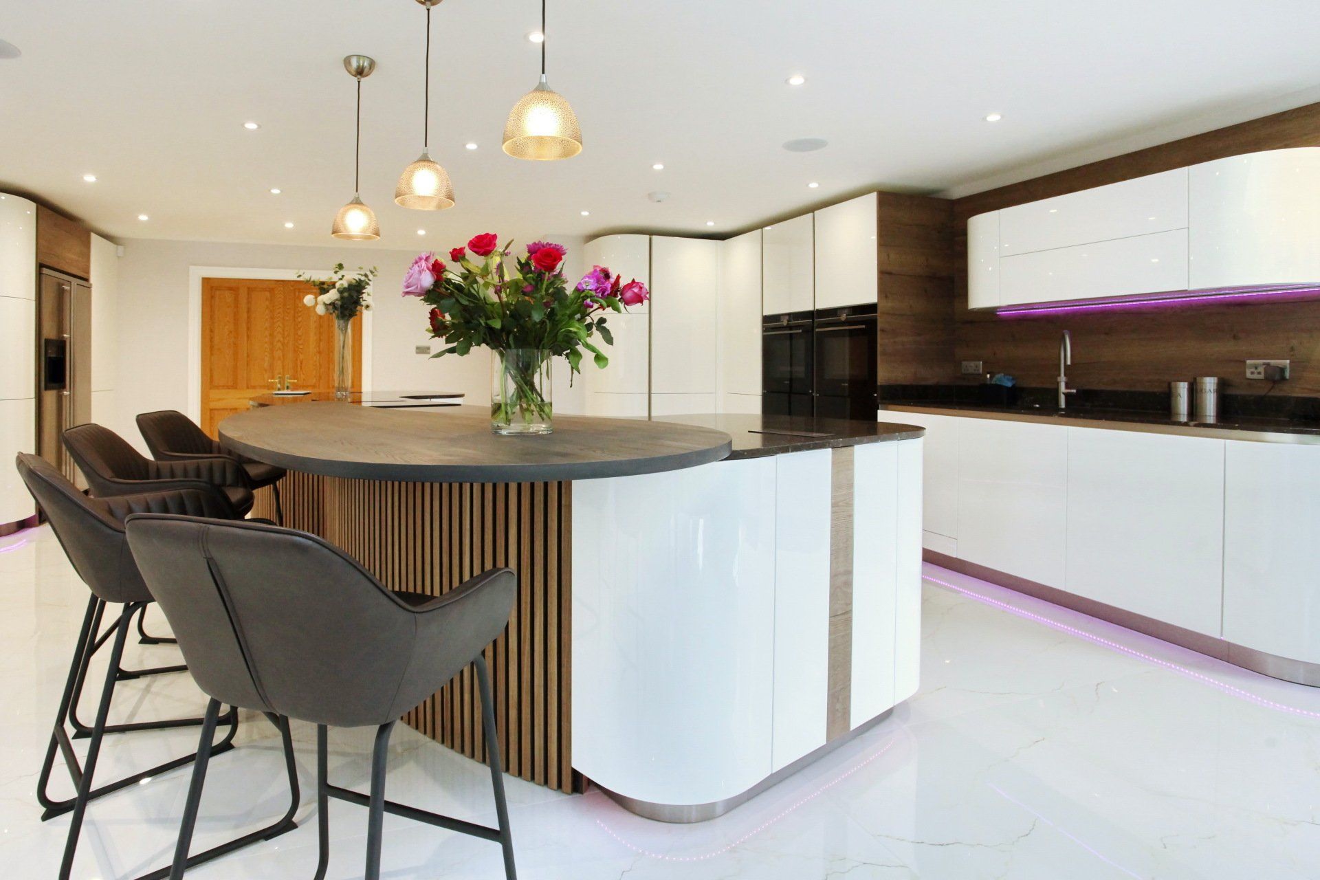 We juxtaposed charming dark wood with handless white features to achieve contemporary elegance
