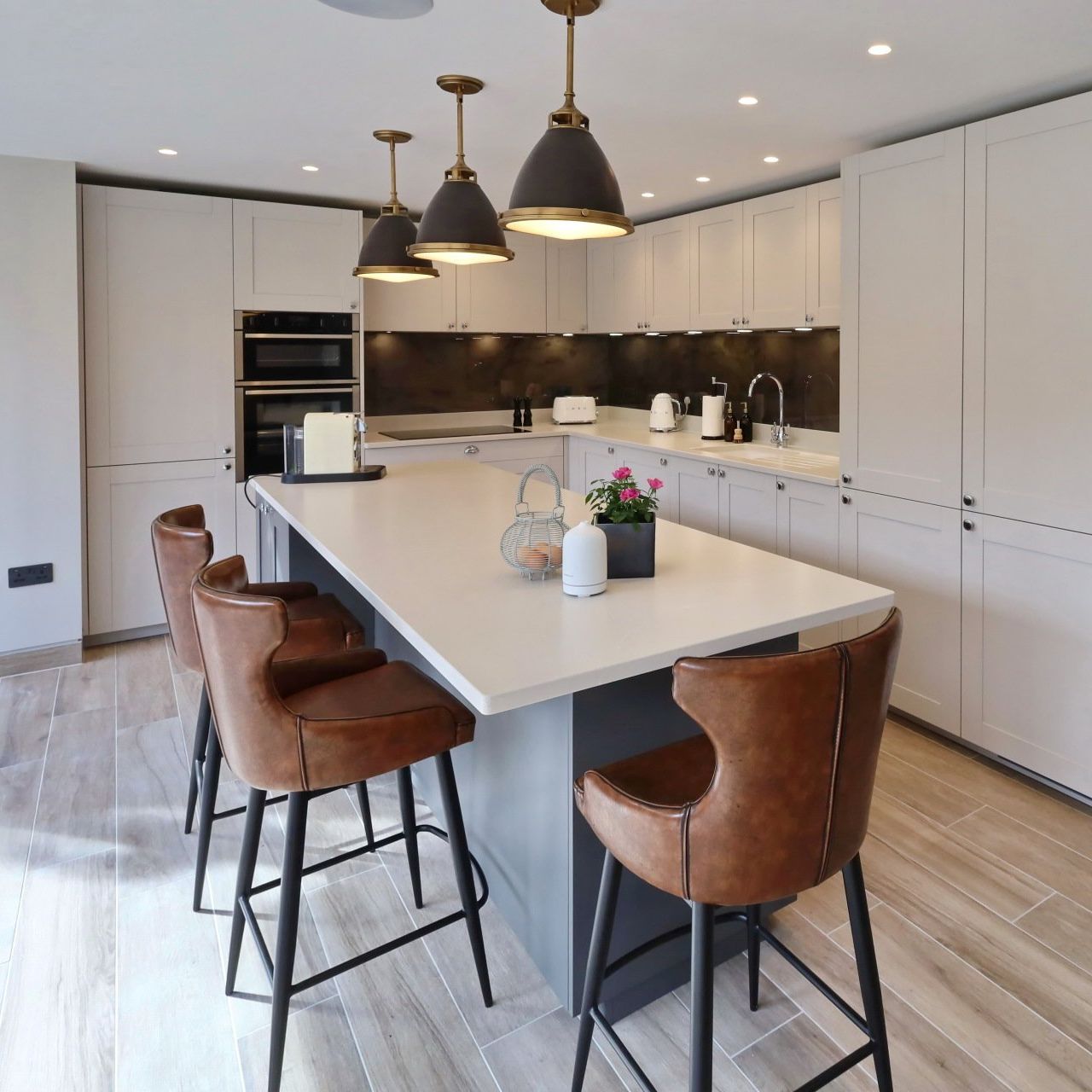 Harvey contemporary kitchen with grey, handleless units and teal furnishings. Designed by exact Kitchens in Wokingham.