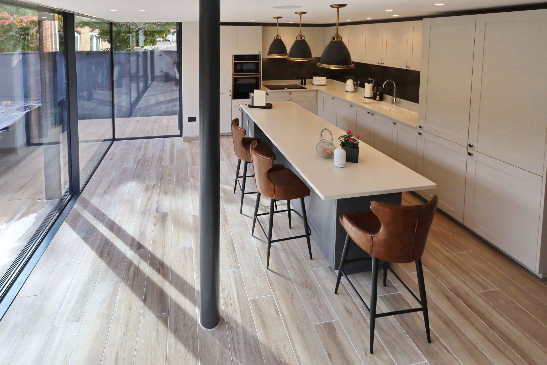 Harvey contemporary kitchen with grey, handleless units and teal furnishings. Designed by exact Kitchens in Wokingham.