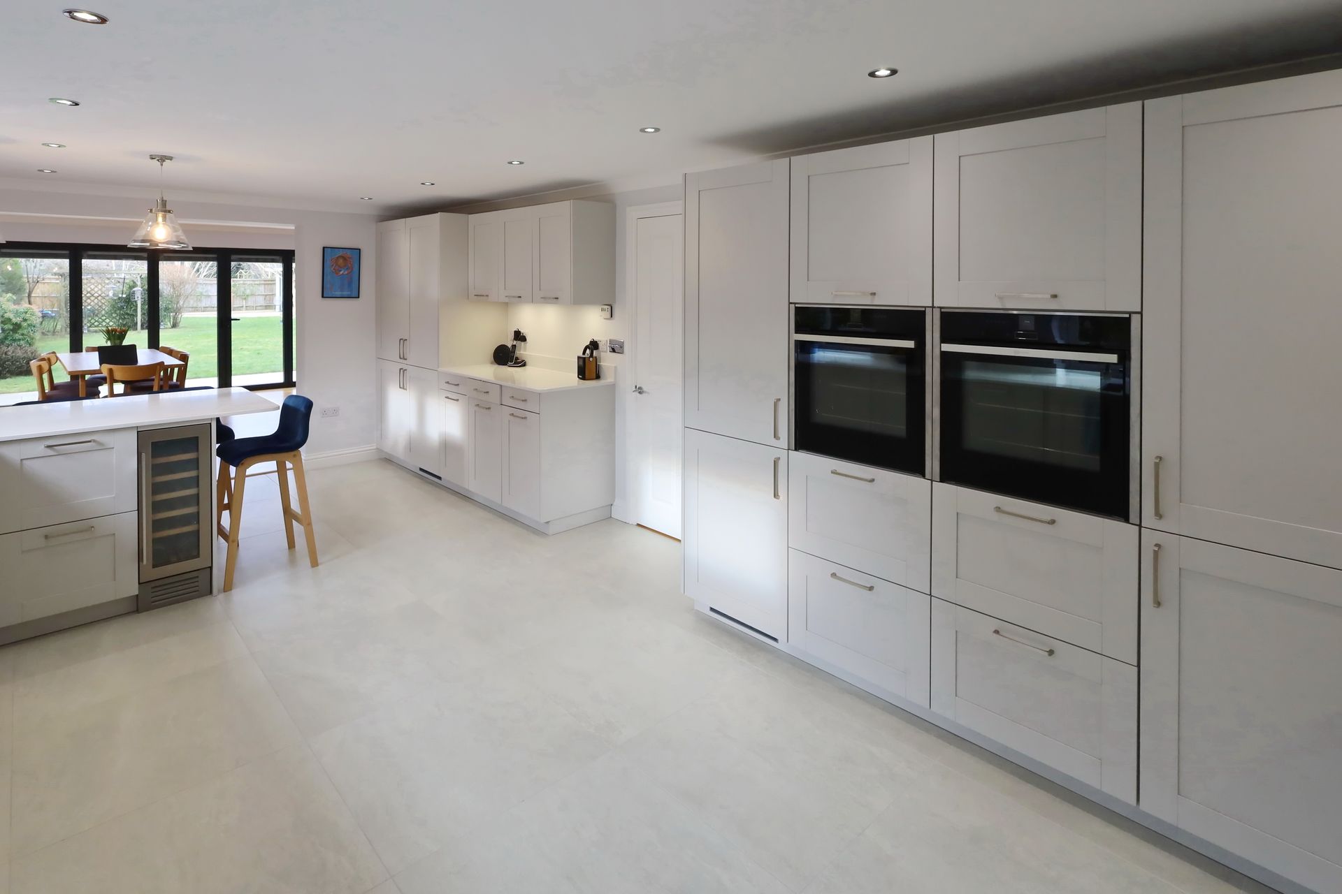 Harvey contemporary kitchen with grey, handleless units and teal furnishings. Designed by exact Kitchens in Wokingham.
