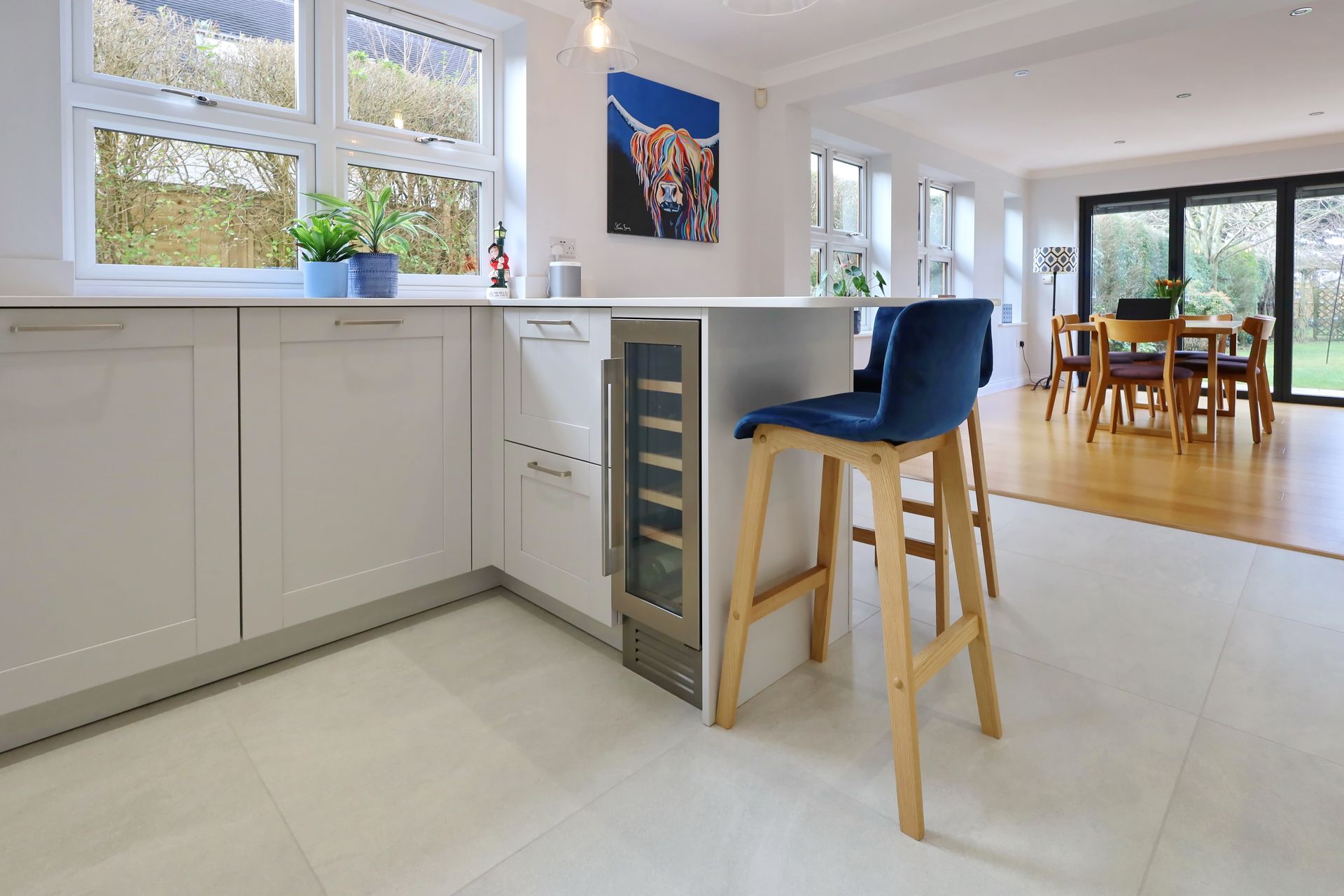 Harvey contemporary kitchen with grey, handleless units and teal furnishings. Designed by exact Kitchens in Wokingham.