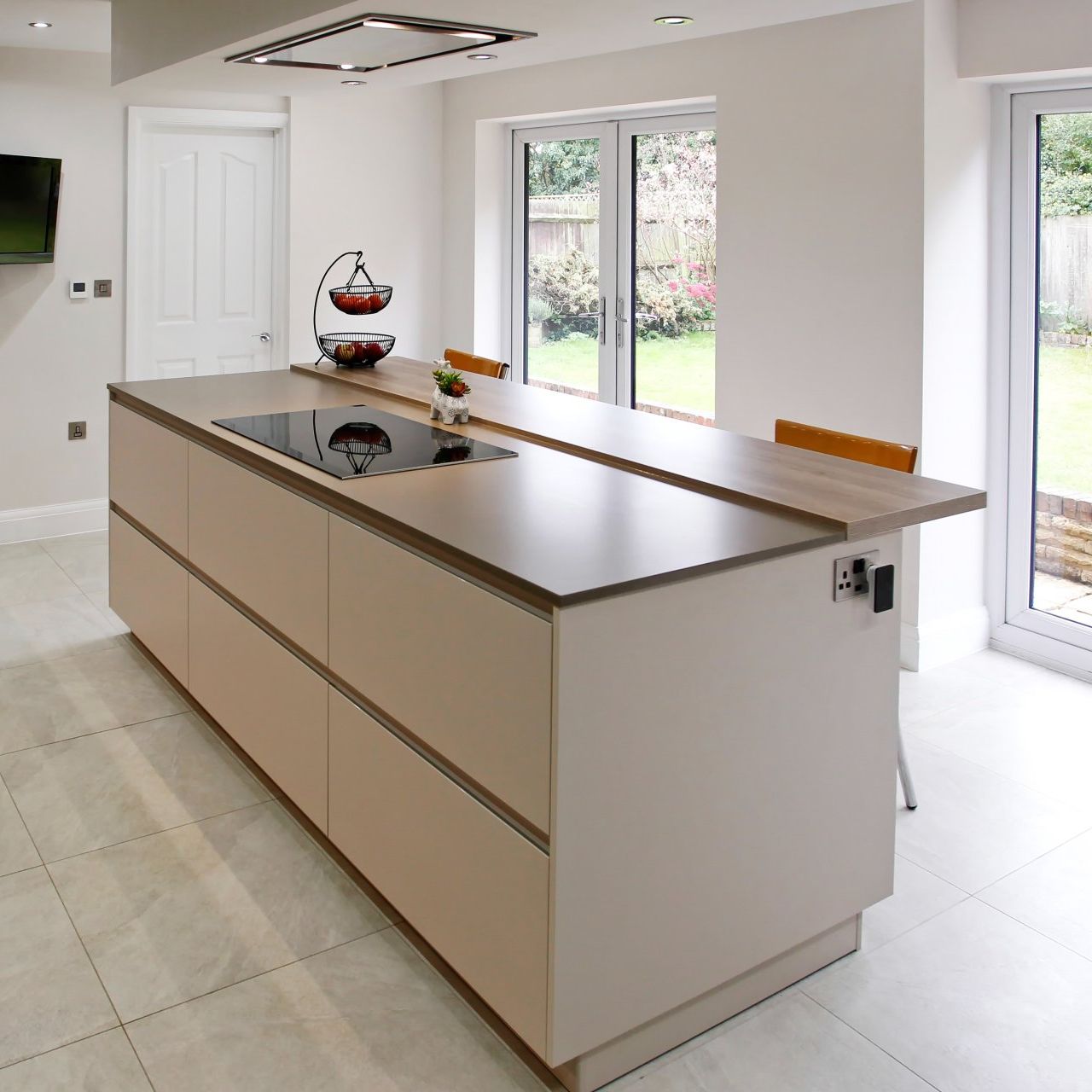 Harvey contemporary kitchen with grey, handleless units and teal furnishings. Designed by exact Kitchens in Wokingham.