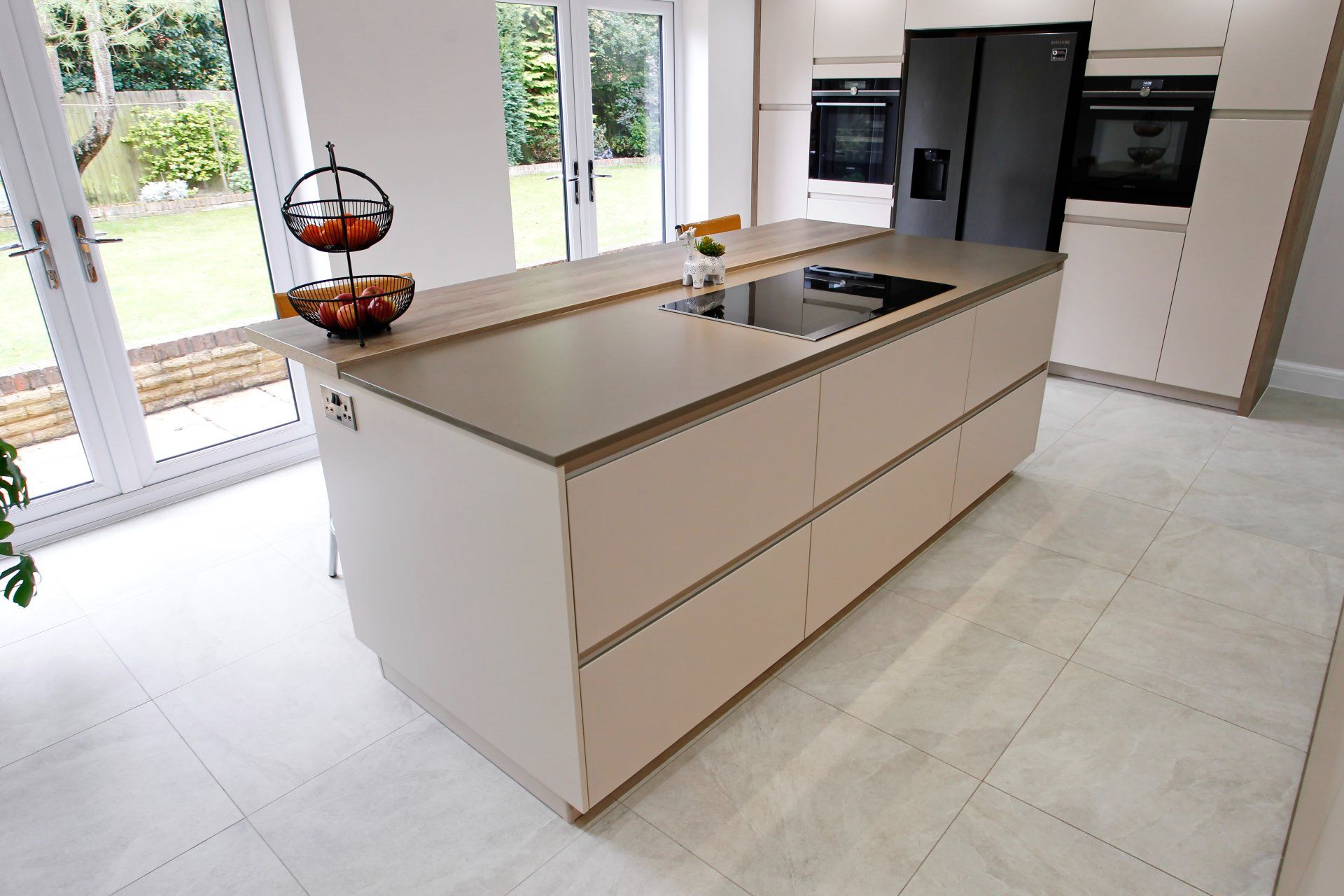 Harvey contemporary kitchen with grey, handleless units and teal furnishings. Designed by exact Kitchens in Wokingham.