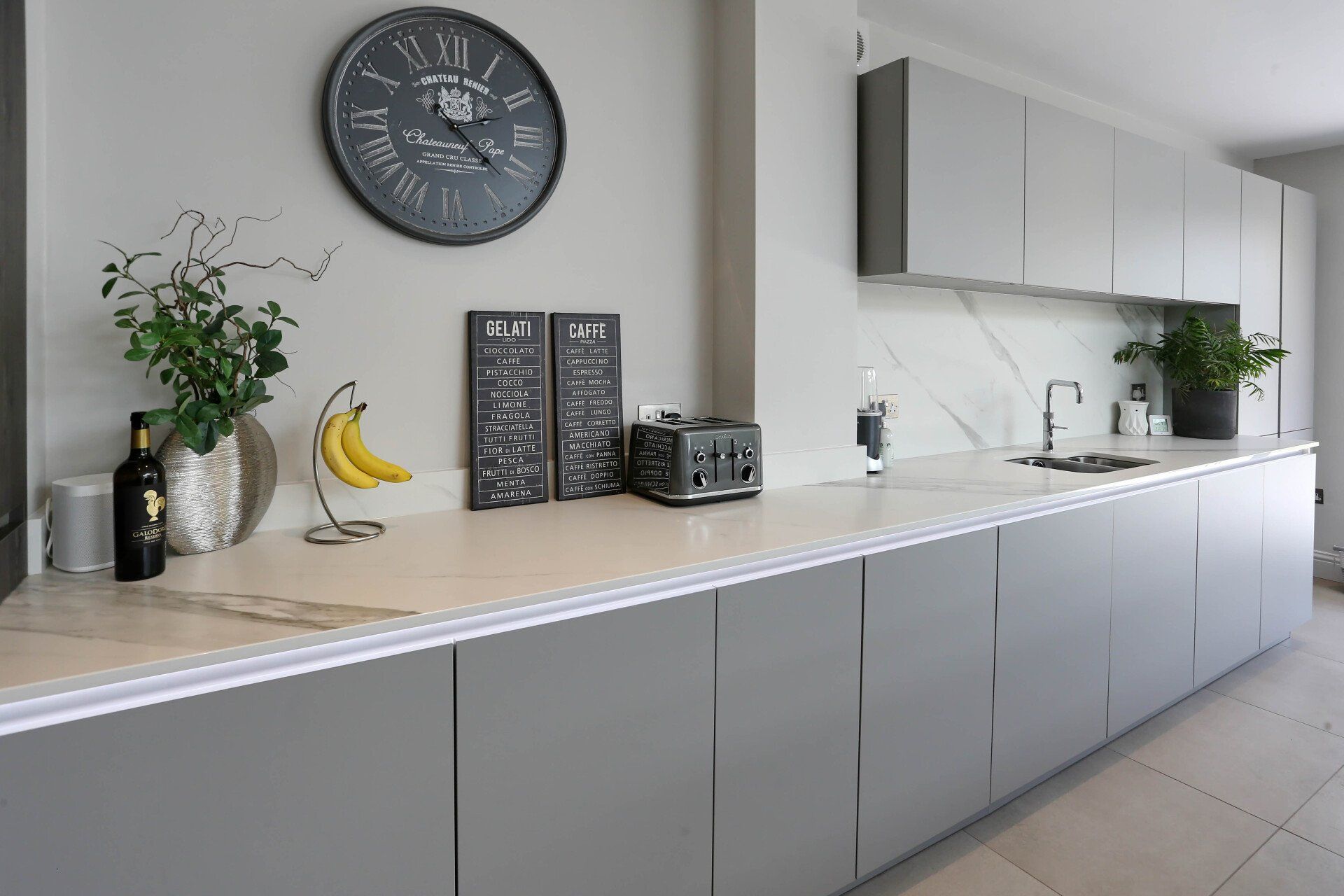Preparation zone in a handleless kitchen by exact