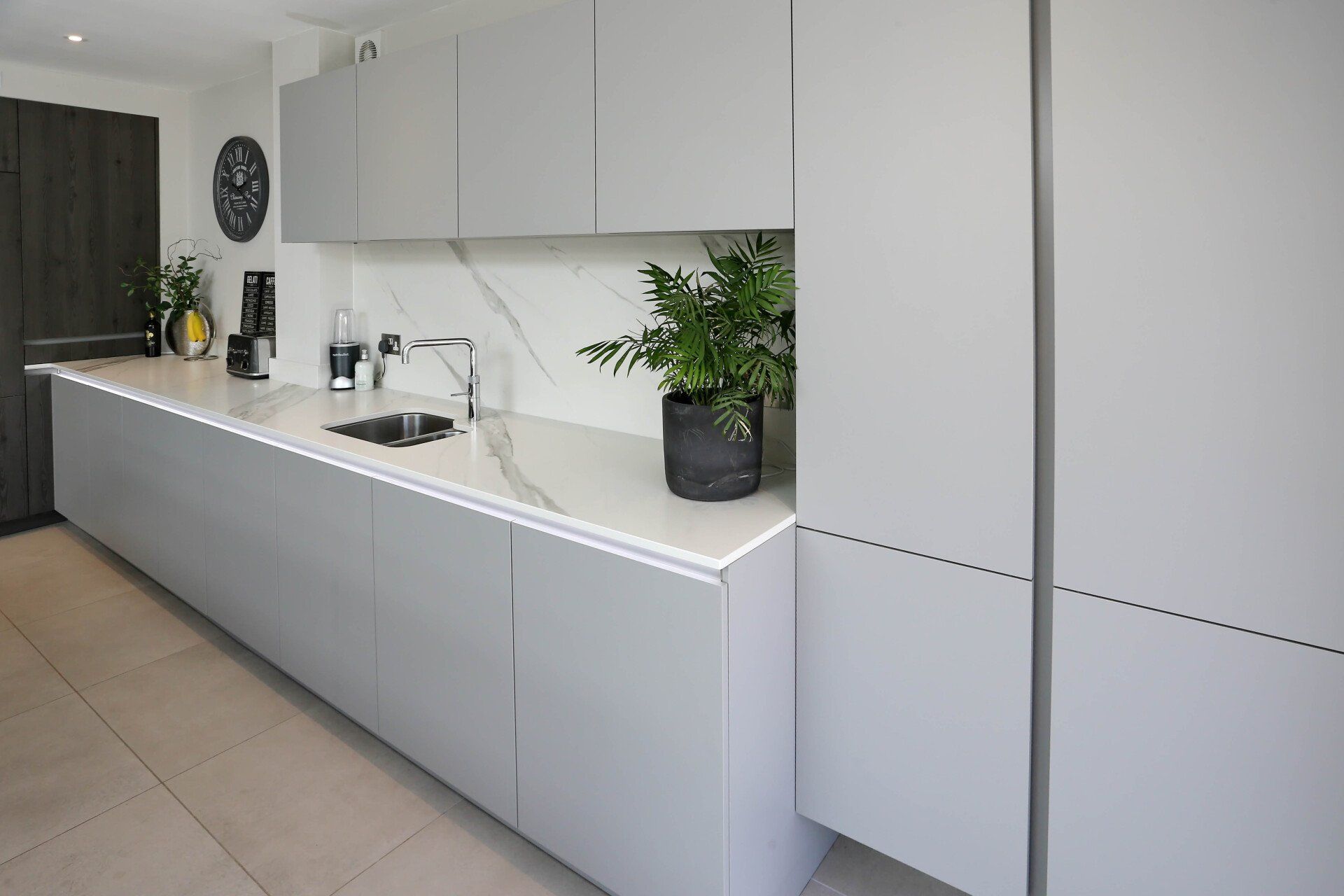Contemporary handleless kitchen designed by exact Wokingham