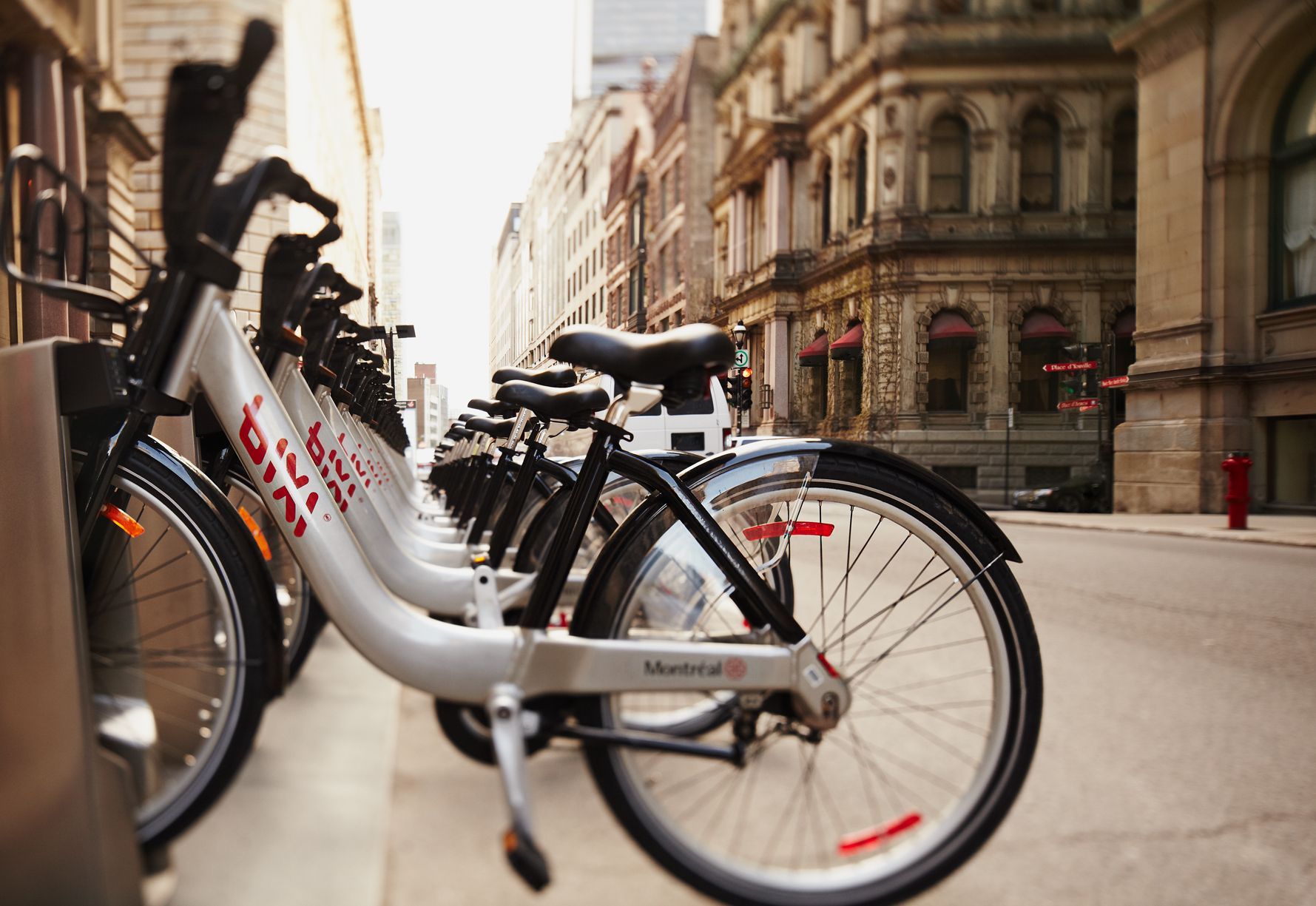 Une rangée de vélos est garée sur le bord d'une rue de la ville