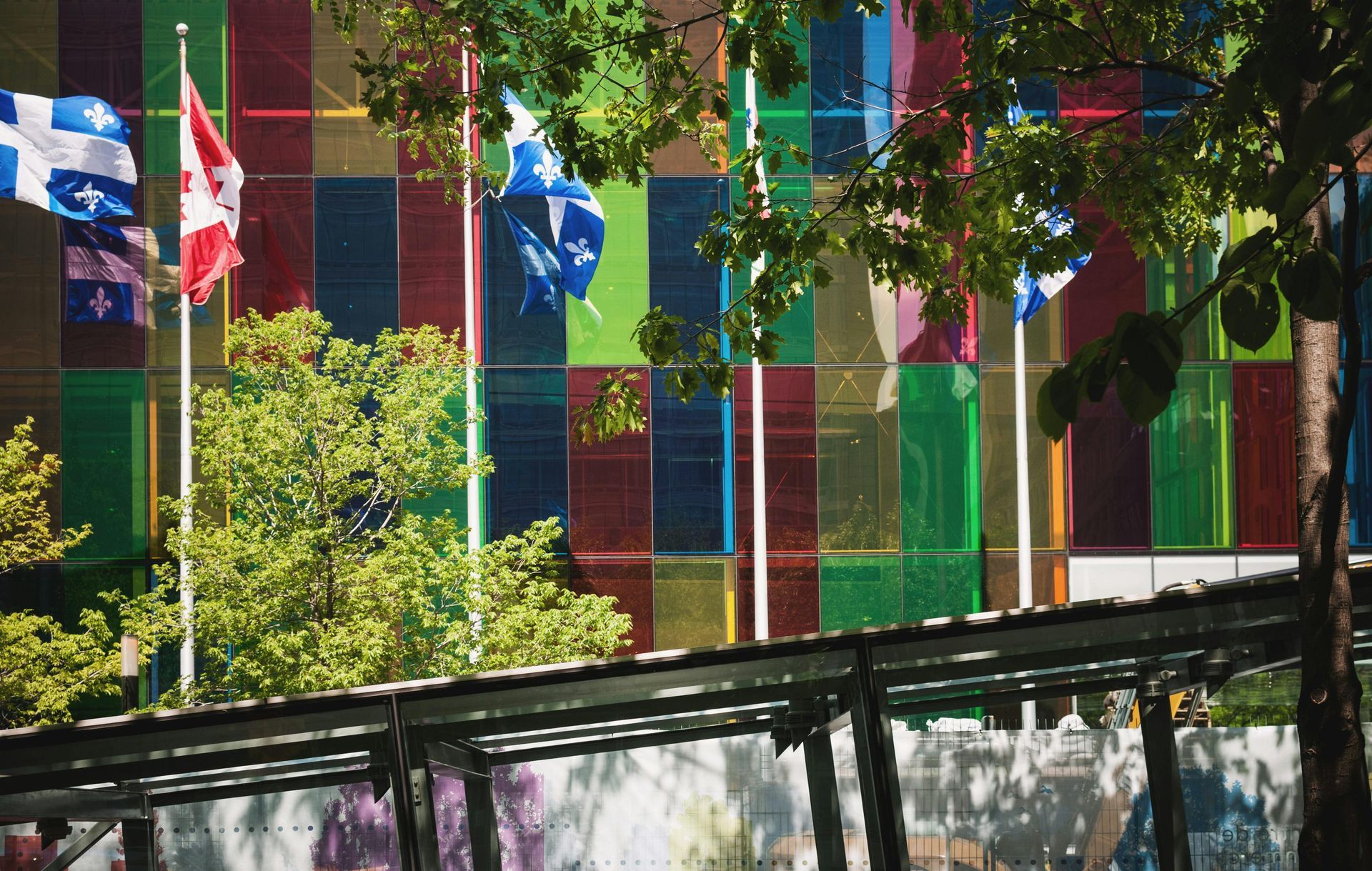 Un tas de drapeaux flottent devant un bâtiment