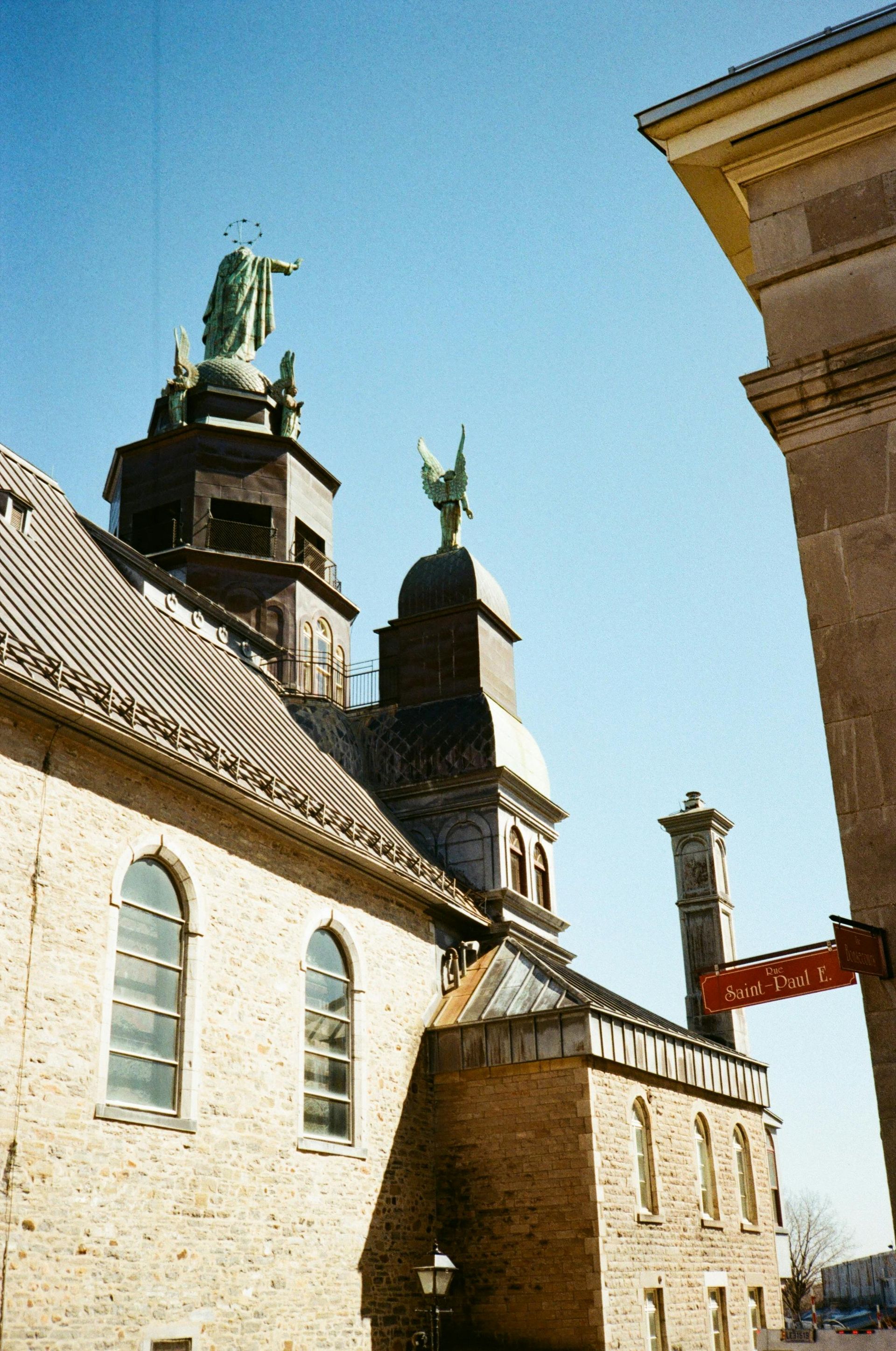 Un grand bâtiment avec une statue au sommet