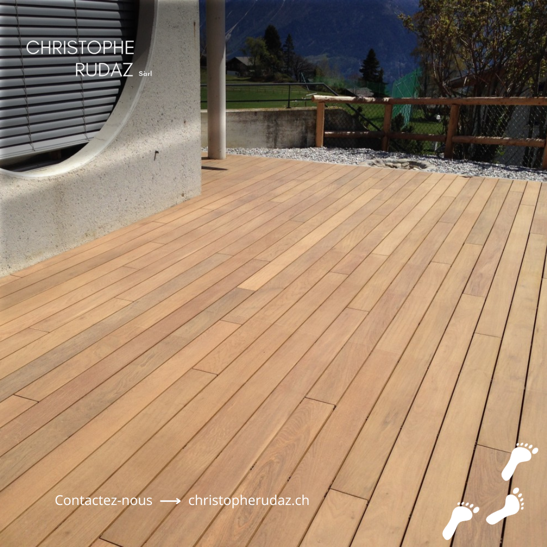 Une terrasse en bois avec le nom chf stoffe r.daz dessus