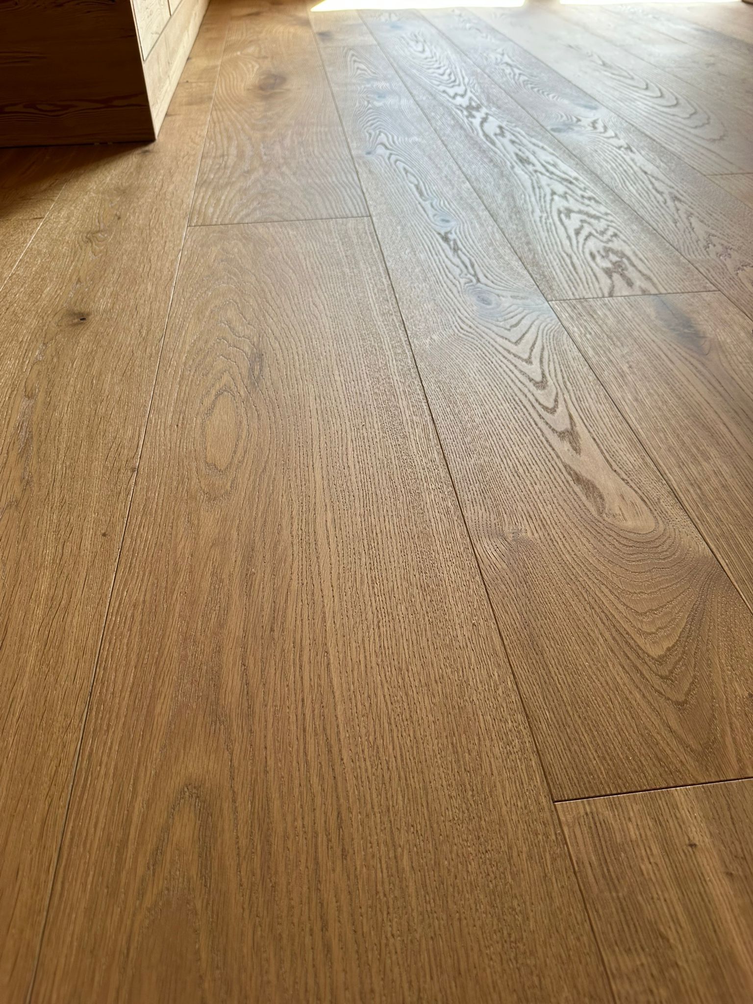 Un gros plan d'un plancher en bois dans une pièce.