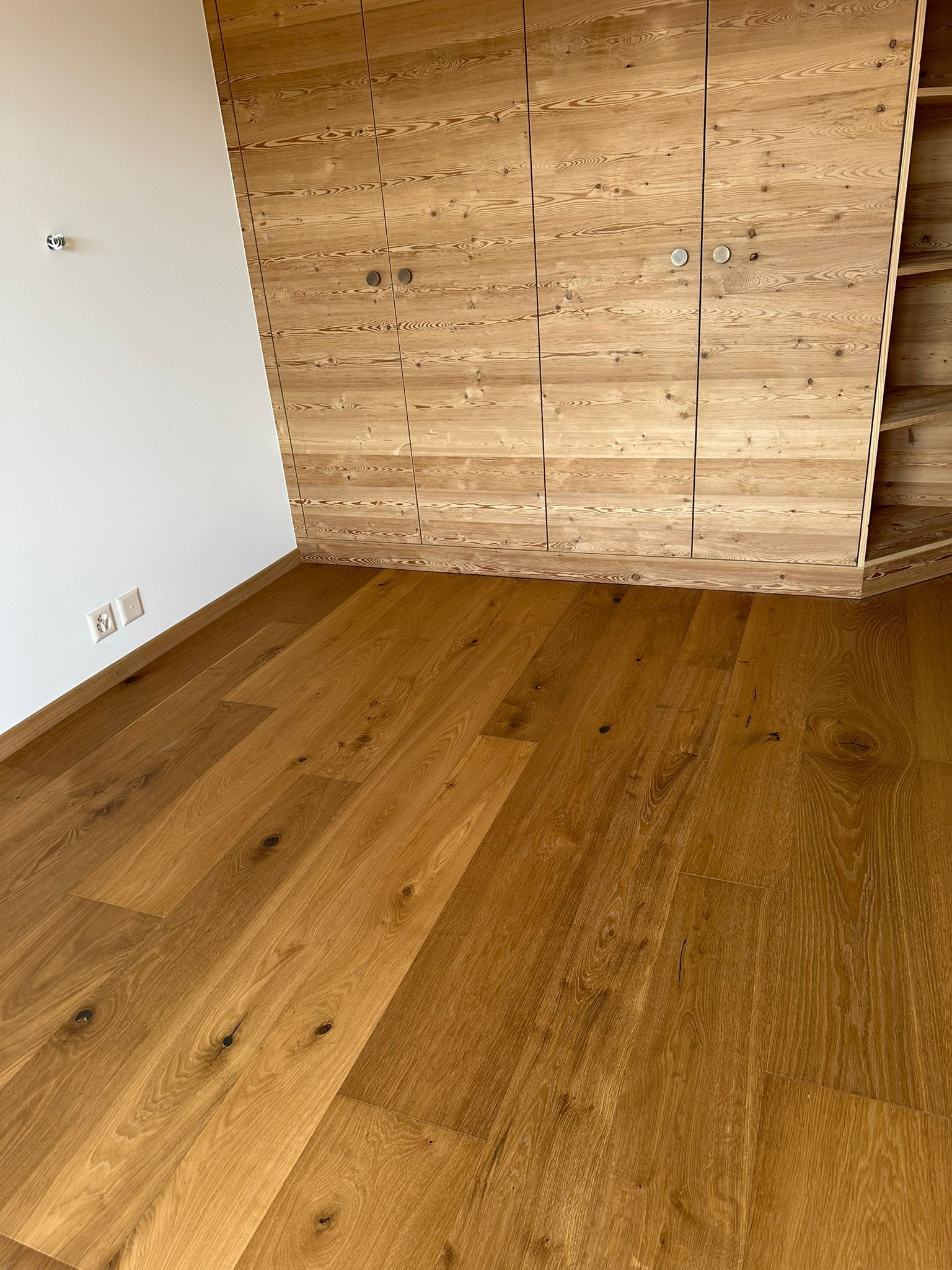 Une pièce avec un mur en bois et un plancher en bois.