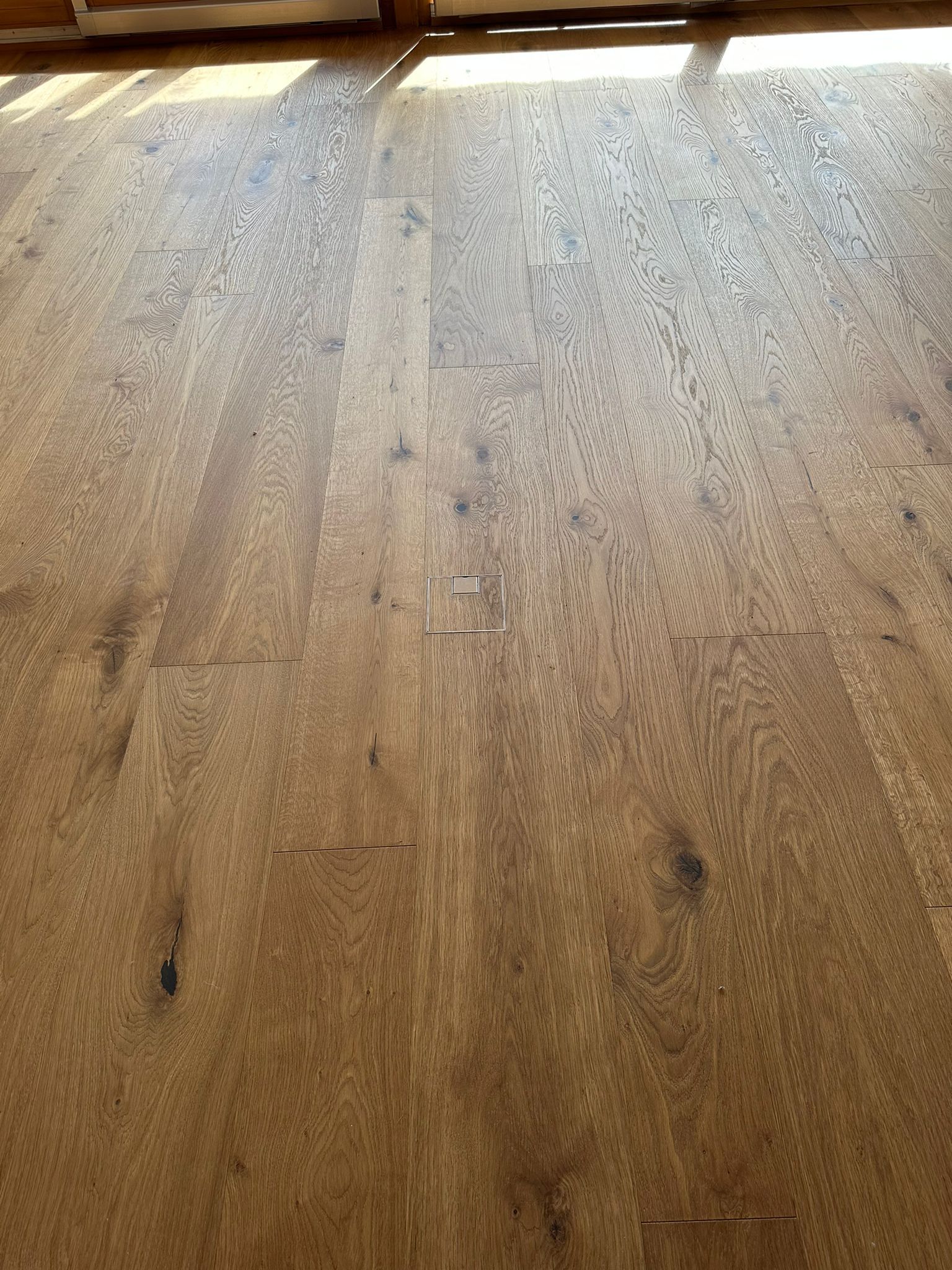 Un gros plan d'un plancher en bois dans un salon.