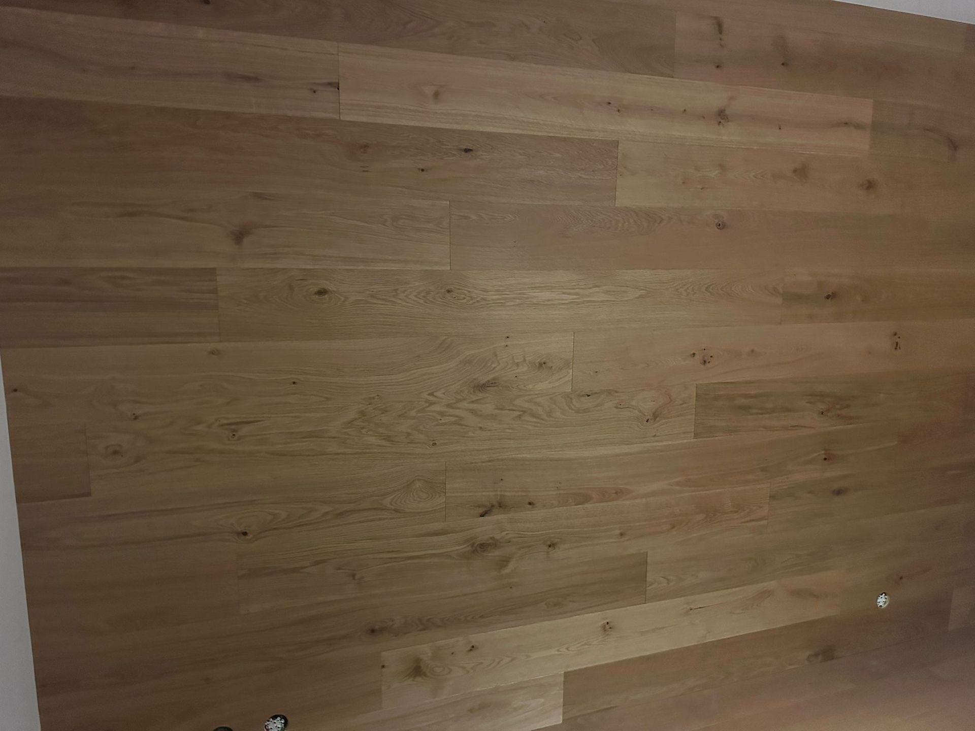 Un gros plan d'un plancher en bois dans une pièce.