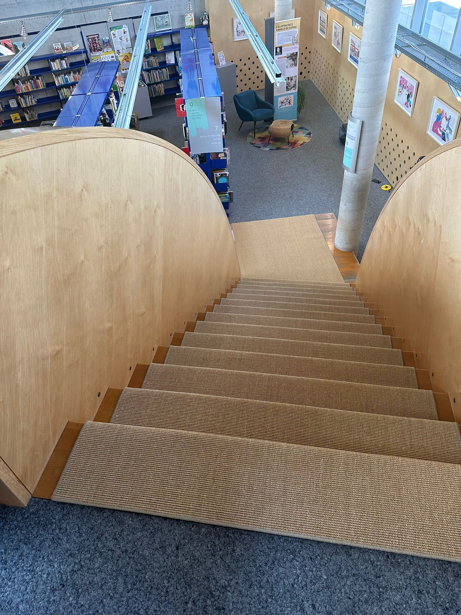 Un escalier menant à une bibliothèque.