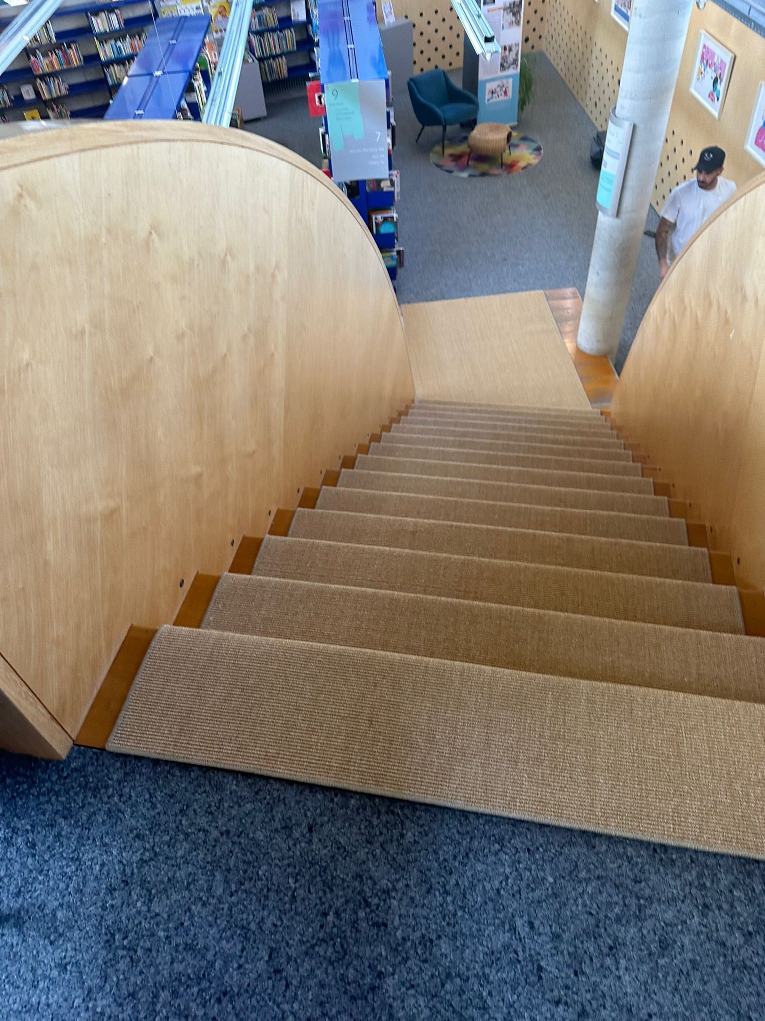 Un ensemble d'escaliers menant au deuxième étage d'un immeuble.