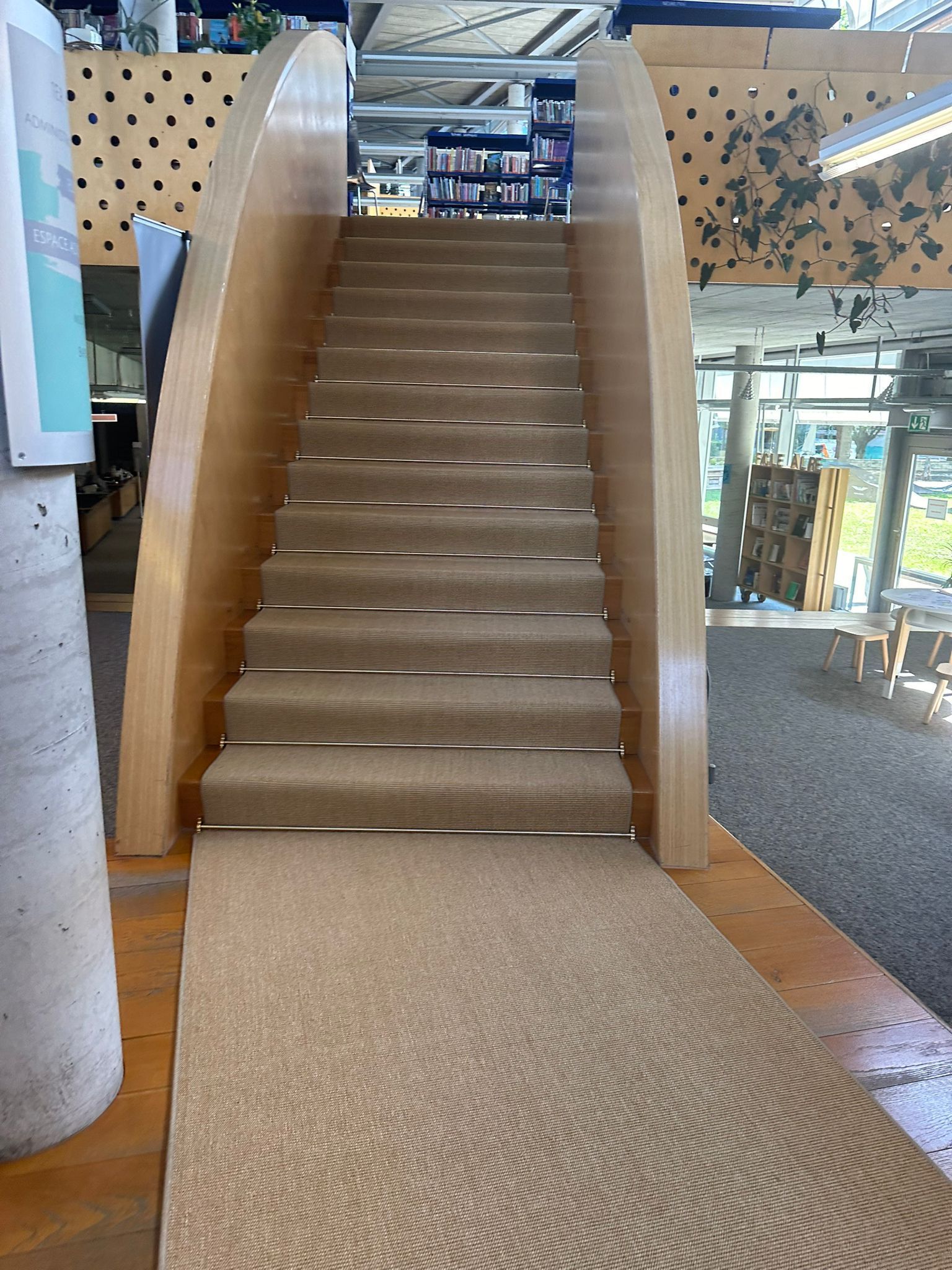 Un ensemble d'escaliers menant au deuxième étage d'un immeuble.
