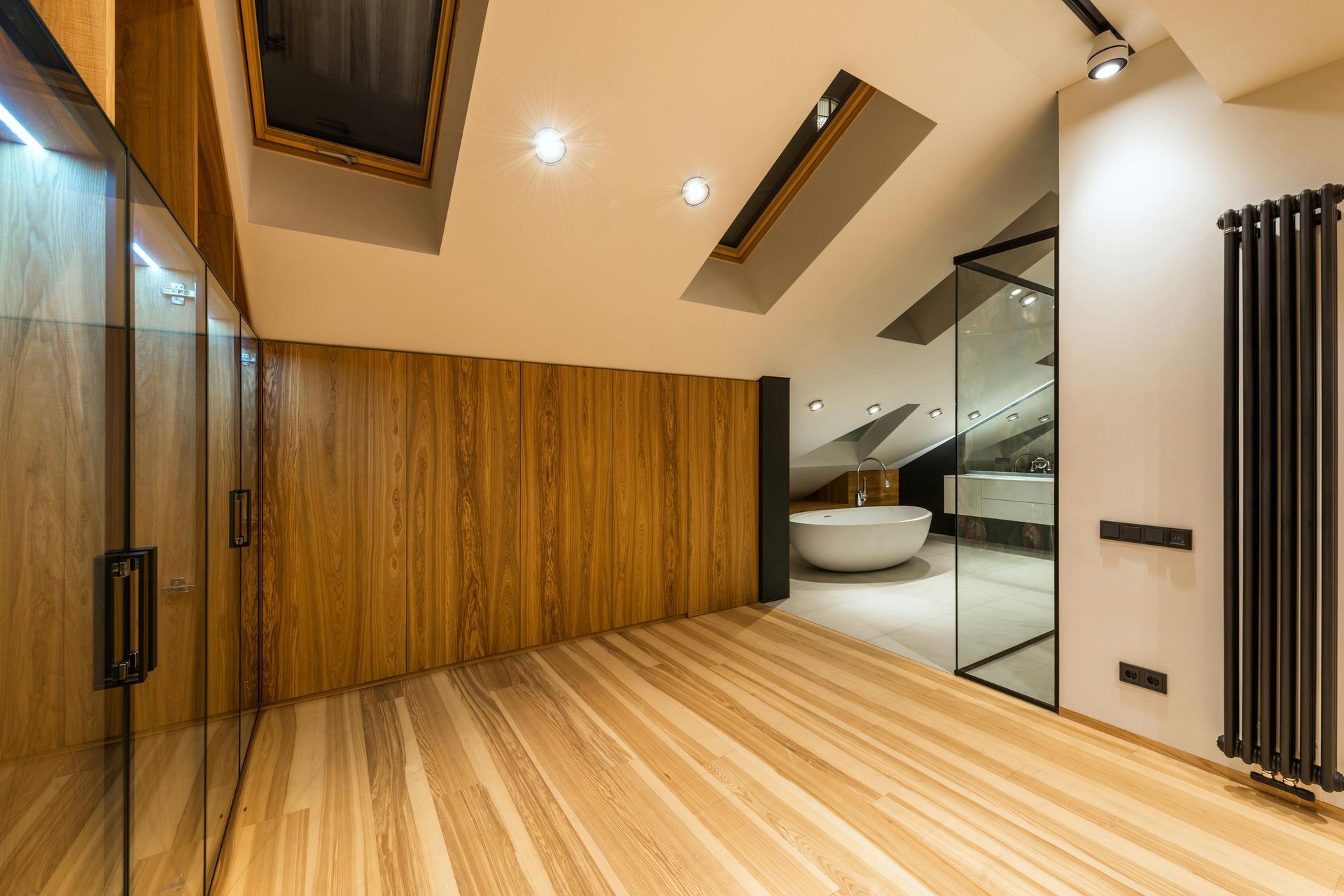 Une salle de bain avec baignoire et un puits de lumière au plafond.