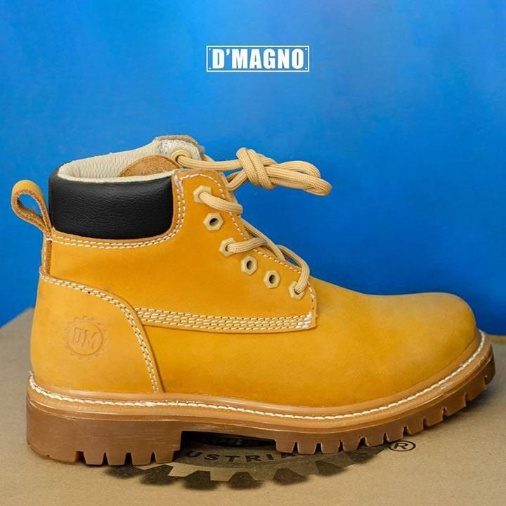 Un par de botas amarillas d'magno en una caja