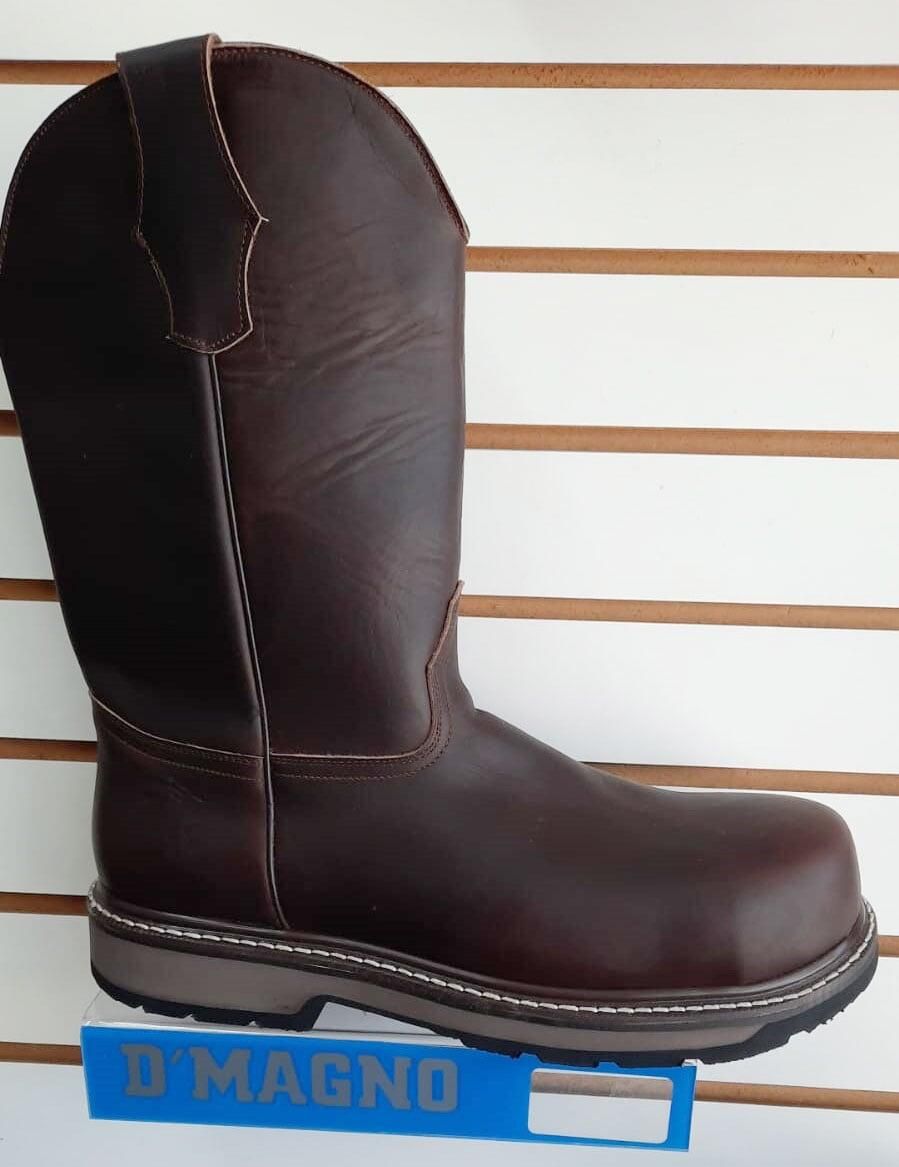 Un par de botas de vaquero marrones sentadas sobre un cartel que dice d magno