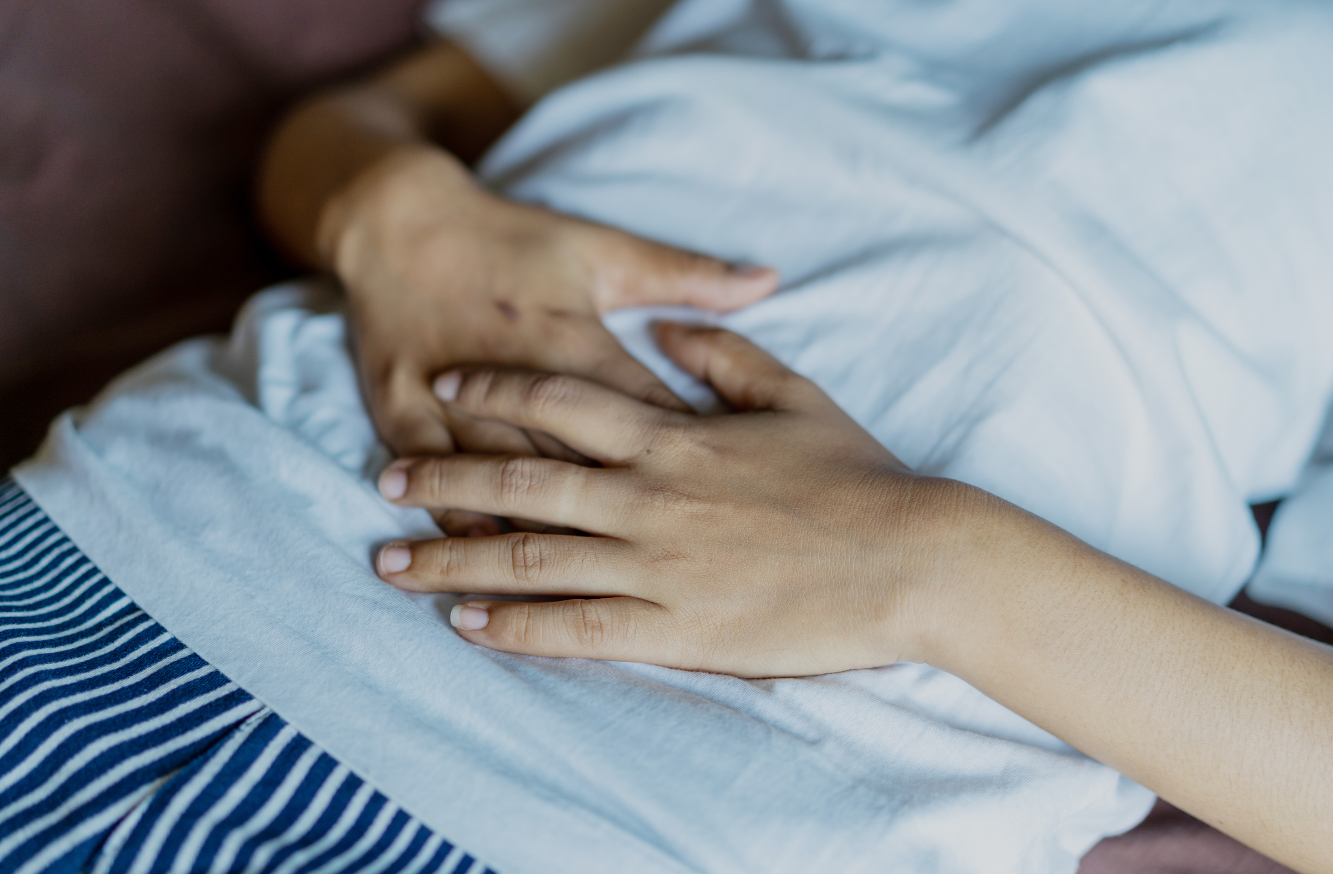 Acupuncturist behandelt een patiënt voor darmklachten