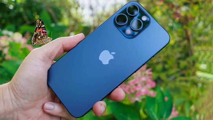 Uma pessoa está segurando um iPhone azul na mão.