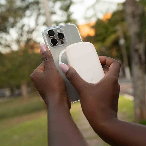 Uma pessoa está segurando um celular nas mãos.