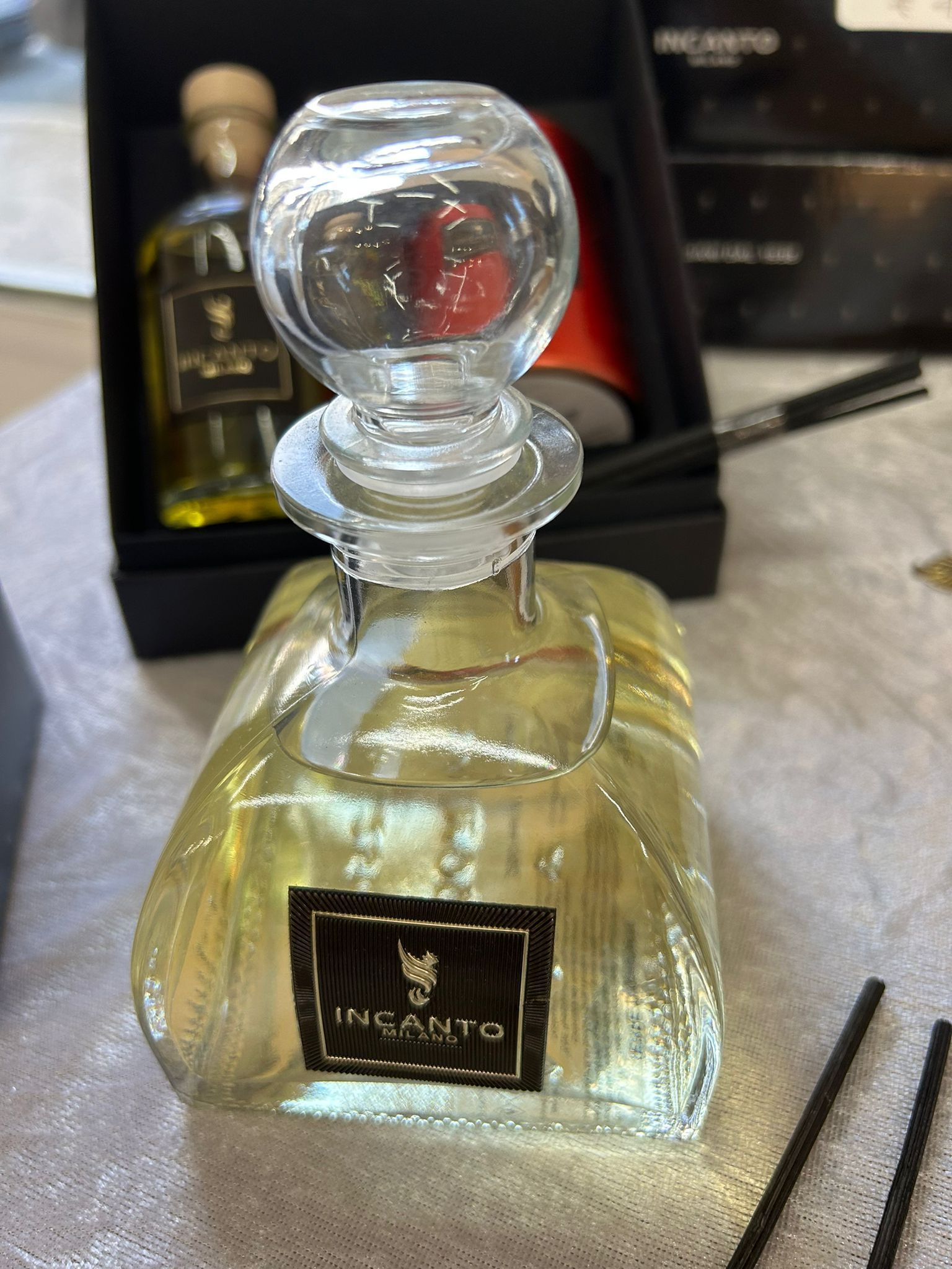 Flacone di profumo in vetro con etichetta 