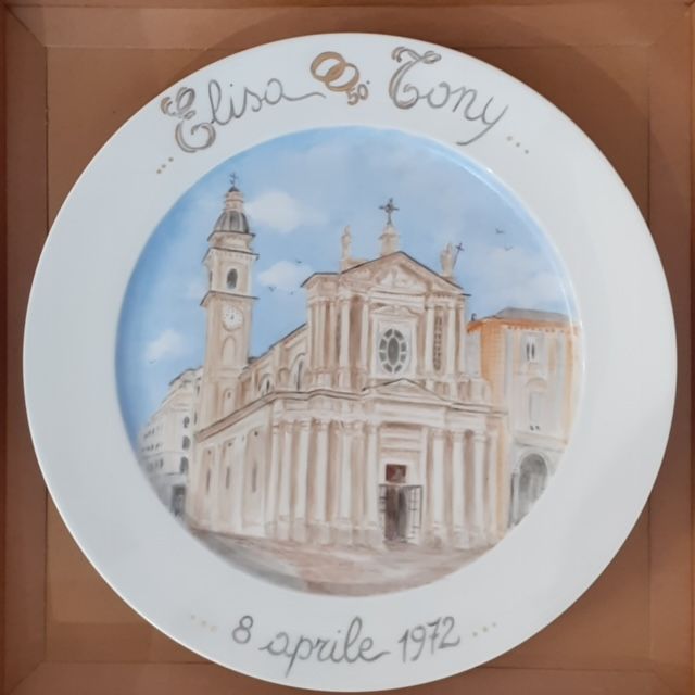 Piatto in ceramica dipinto a mano con chiesa, nomi Elisa e Tony e data
