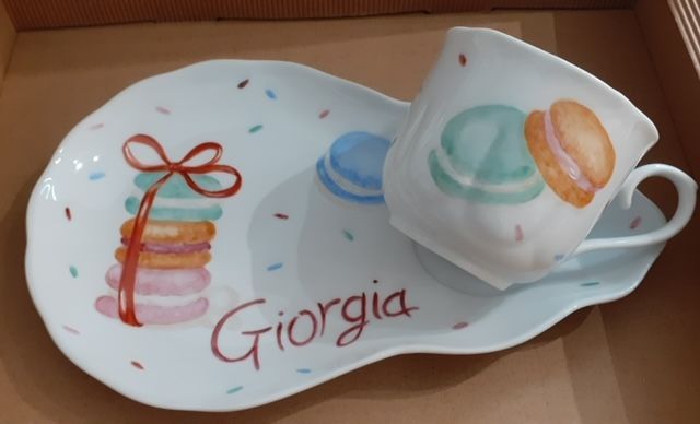 Set di tazze da tè e piattino decorati con macarons e il nome