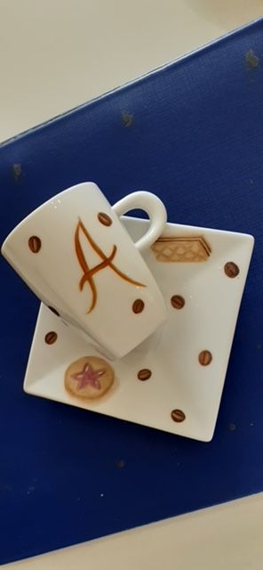 Set di tazza da tè e piattino bianchi con una grande