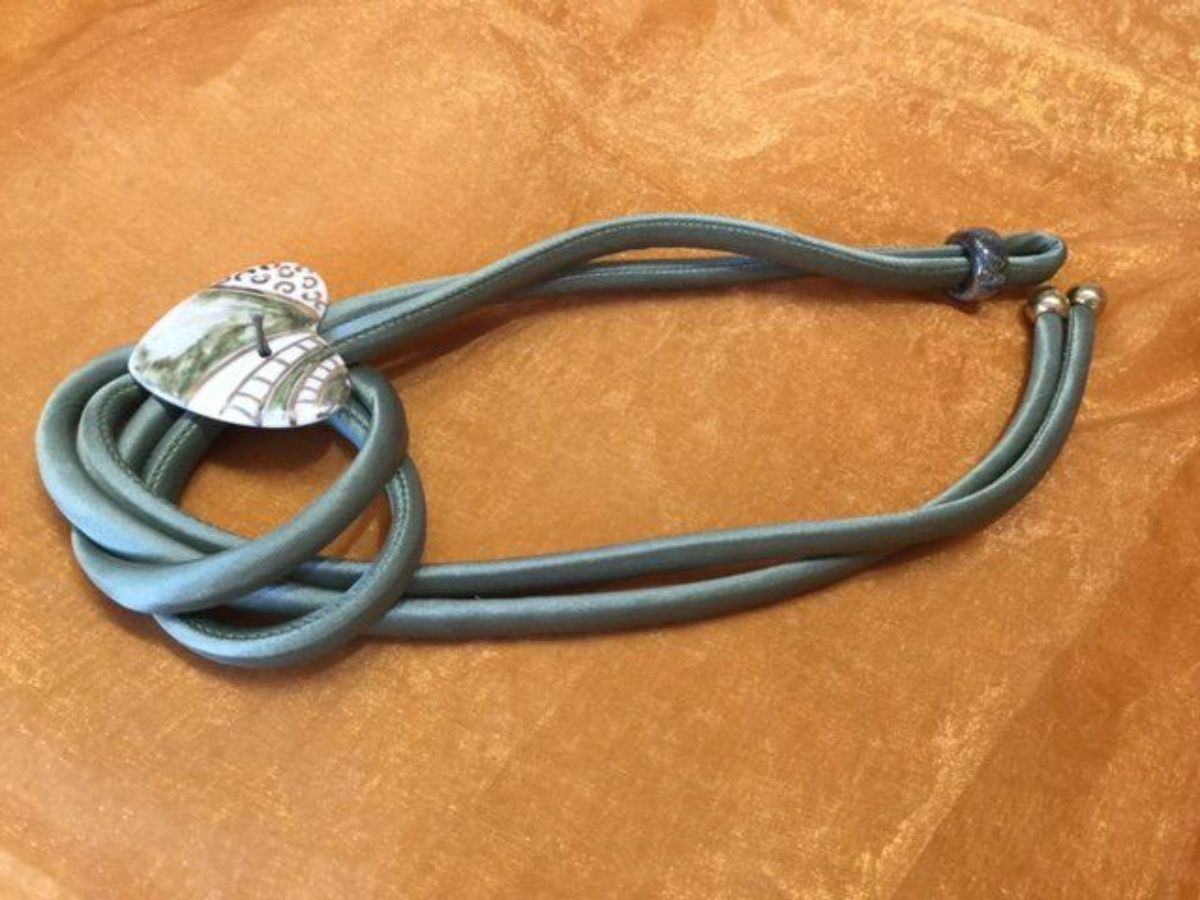 collana con nodo ed elemento in ceramica