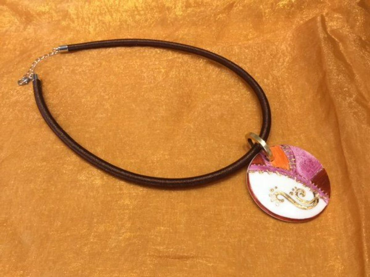 girocollo con ciondolo in ceramica