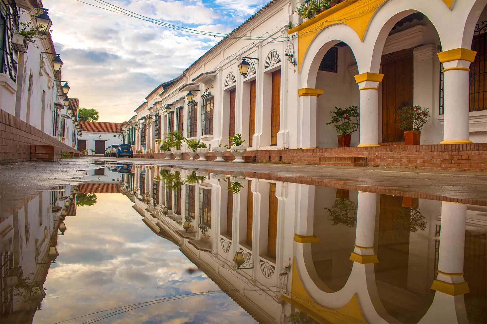  Iglesia colonial en el centro histórico de Mompox durante un viaje cultural a Santa Cruz de Mompox.