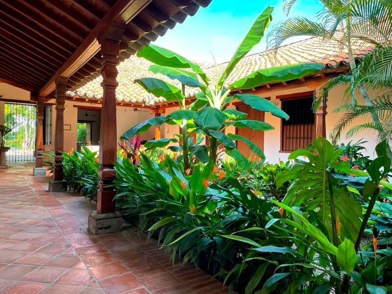Jardín interior de Karakalí Mompox, una casona boutique ideal para vacaciones de junio.