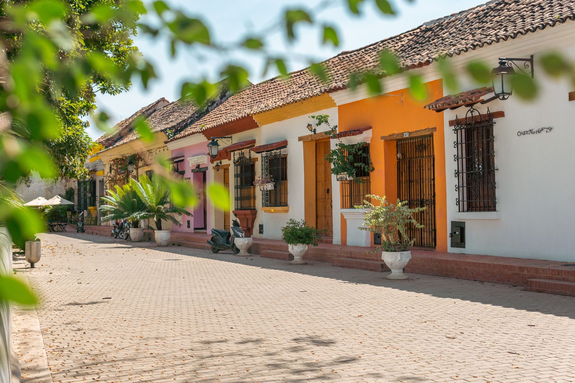 Calles coloniales de Mompox, caminata por el centro histórico durante Semana Santa en Mompox.